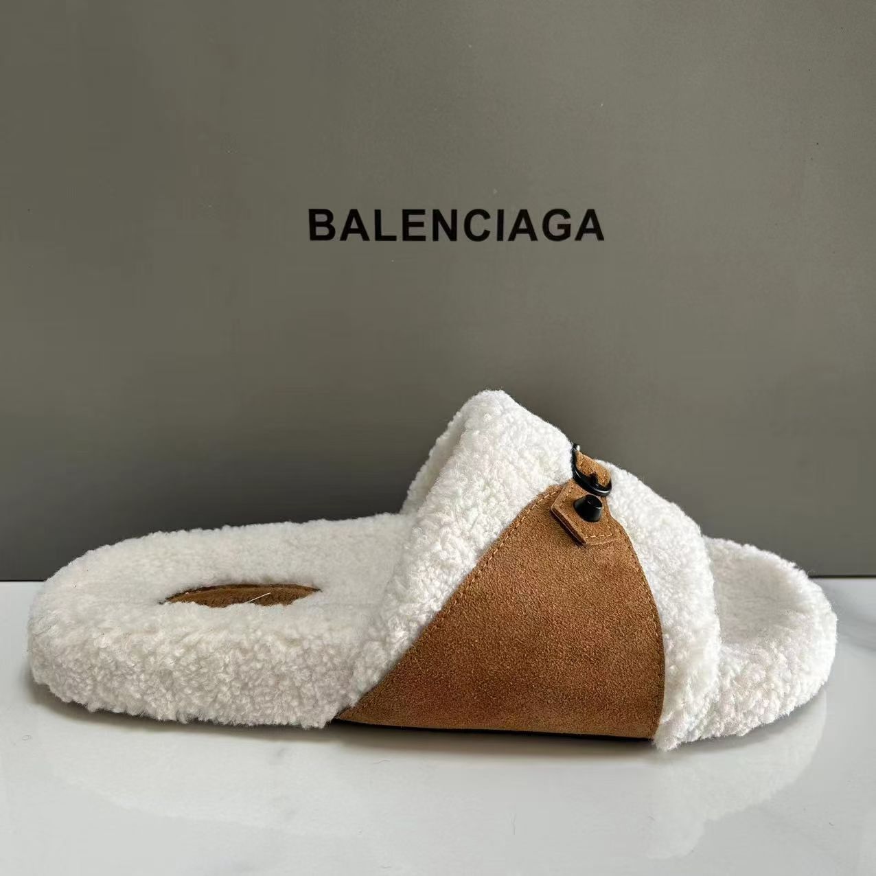NO:729193,Real price Balenciaga Balenciaga plush slippers Balenciaga fur slippers 35-44,,balenciaga,balenciaga,slippers19860909实价Balenciaga巴黎世家毛绒拖鞋 巴黎世家毛拖鞋35-44,,balenciaga,balenciaga,slippers,Men's shoes