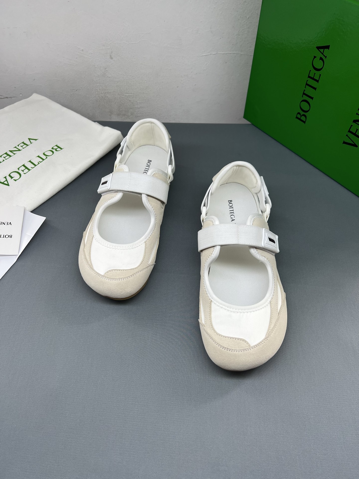 NO:832353,New BV Mary Jane shoes, technical fabric with mesh Mary Jane sneakers, lining, technical fabric, color silver/white/fiber white, rubber outsole, made in Italy, thermoplastic polyurethane, nylon, polyurethane, polyester fiber, spandex, size 35 36 37 38 39 40 41 42 43 44 45 46  '41.42.43 Non-refundable for women, 45.46. Non-refundable for men' Equipped with original packaging, Bottega Veneta, Mary Jane, sneakers19860909批上新bv玛丽珍鞋 科技面料配网面玛丽珍运动鞋 衬里科技面料 颜色银色/白色/光纤白 橡胶外底 产地意大利 热塑性聚氨酯、锦纶、聚氨酯、聚酯纤维、氨纶 尺码35 36 37 38 39 40 41 42 43 44 45 46 「41.42.43女不退换45.46.男不退换」 配置原版包装,,bottega veneta,mary jane,sneakers,Men's shoes