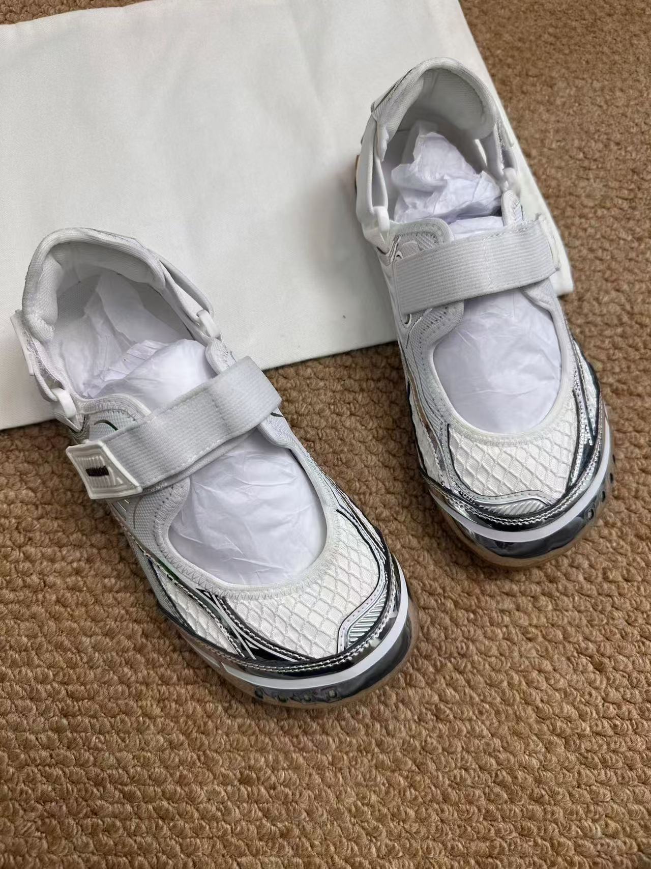 NO:832360,New BV Mary Jane shoes, technical fabric with mesh Mary Jane sneakers, lining, technical fabric, color silver/white/fiber white, rubber outsole, made in Italy, thermoplastic polyurethane, nylon, polyurethane, polyester fiber, spandex, size 35 36 37 38 39 40 41 42 43 44 45 46, equipped with original packaging,,bottega veneta,mary  jane,sneakers19860909批上新bv玛丽珍鞋 科技面料配网面玛丽珍运动鞋 衬里科技面料 颜色银色/白色/光纤白 橡胶外底 产地意大利 热塑性聚氨酯、锦纶、聚氨酯、聚酯纤维、氨纶 尺码35 36 37 38 39 40 41 42 43 44 45 46 配置原版包装,,bottega veneta,mary jane,sneakers,Men's shoes