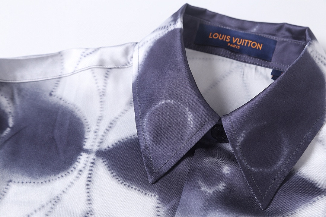 💰120  路易威登 𝙇𝙤𝙪𝙞𝙨 𝙑𝙪𝙞𝙩𝙩𝙤𝙣 1V 25SS 四叶草晕染短袖衬衫
轻奢主义 男女日常通勤穿搭必备单品  正确版本  随意对比
详细特征
· 采用定制100％桑蚕丝面料
· 进口印花机数码直喷  
· 激光定位裁剪
· 侧摆缝慵懒风开叉设计
· 定制原版黄铜logo电镀喷漆四孔钮扣
· 原版主唛水洗吊牌纽扣包装
   颜色：图片色
   尺码：S/M/L/XL