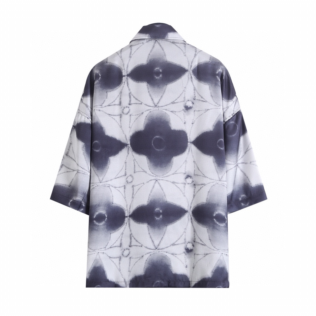 💰120  路易威登 𝙇𝙤𝙪𝙞𝙨 𝙑𝙪𝙞𝙩𝙩𝙤𝙣 1V 25SS 四叶草晕染短袖衬衫
轻奢主义 男女日常通勤穿搭必备单品  正确版本  随意对比
详细特征
· 采用定制100％桑蚕丝面料
· 进口印花机数码直喷  
· 激光定位裁剪
· 侧摆缝慵懒风开叉设计
· 定制原版黄铜logo电镀喷漆四孔钮扣
· 原版主唛水洗吊牌纽扣包装
   颜色：图片色
   尺码：S/M/L/XL