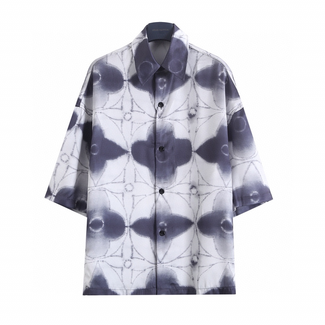 💰120  路易威登 𝙇𝙤𝙪𝙞𝙨 𝙑𝙪𝙞𝙩𝙩𝙤𝙣 1V 25SS 四叶草晕染短袖衬衫
轻奢主义 男女日常通勤穿搭必备单品  正确版本  随意对比
详细特征
· 采用定制100％桑蚕丝面料
· 进口印花机数码直喷  
· 激光定位裁剪
· 侧摆缝慵懒风开叉设计
· 定制原版黄铜logo电镀喷漆四孔钮扣
· 原版主唛水洗吊牌纽扣包装
   颜色：图片色
   尺码：S/M/L/XL