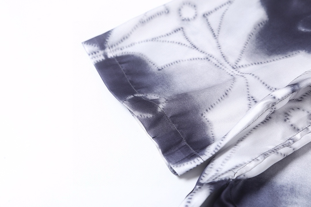 💰120  路易威登 𝙇𝙤𝙪𝙞𝙨 𝙑𝙪𝙞𝙩𝙩𝙤𝙣 1V 25SS 四叶草晕染短袖衬衫
轻奢主义 男女日常通勤穿搭必备单品  正确版本  随意对比
详细特征
· 采用定制100％桑蚕丝面料
· 进口印花机数码直喷  
· 激光定位裁剪
· 侧摆缝慵懒风开叉设计
· 定制原版黄铜logo电镀喷漆四孔钮扣
· 原版主唛水洗吊牌纽扣包装
   颜色：图片色
   尺码：S/M/L/XL