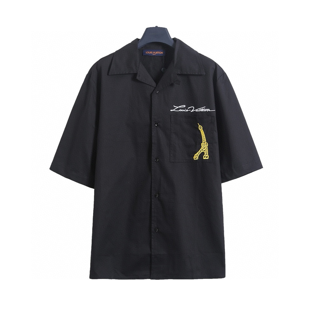 路易威登 Louis Vuitton 1V 25SS 新桥塞纳河畔刺绣工装短袖衬衫 轻奢主义 男女日常通勤穿搭必备单品 正确版本 随意对比 详细特征 · 采用98%棉 2%弹力纤维工装面料 · 保龄球衫式翻领设计 · 3D立体裁剪工艺 · 胸口工装贴袋设计 · 田岛高速绣花机机绣 ·定制原版logo纽扣 · 原版主唛水洗吊牌包装 颜色:黑色/白色