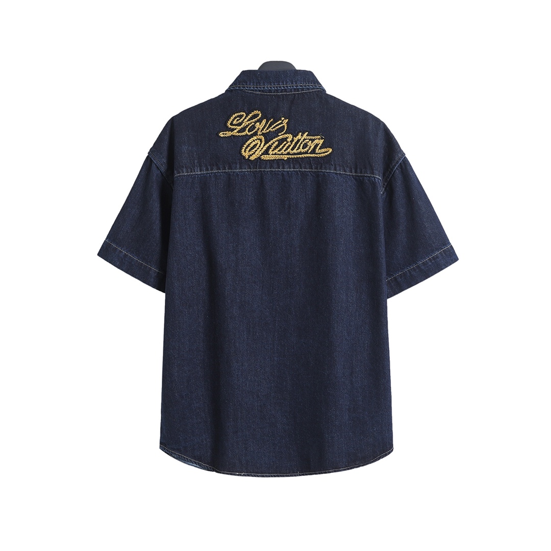 短袖衬衫/💰120   短裤/💰100
路易威登 𝙇𝙤𝙪𝙞𝙨 𝙑𝙪𝙞𝙩𝙩𝙤𝙣 1V 25SS 绳索签名字母刺绣牛仔短袖衬衫短裤套装
轻奢主义 男女日常通勤穿搭必备单品  正确版本  欢迎对比
详细特征
· 采用98%棉 2%弹力水洗薄丹宁面料
· 进口田岛绣花机重工刺绣 
· 成衣酵洗工艺
· 定制原版黄铜金属链条、金属钮扣
· 专车全麦夹工艺
· 定制原版真皮皮标
· 原版主唛水洗吊牌包装
   颜色：图片色
   尺码：S/M/L/XL