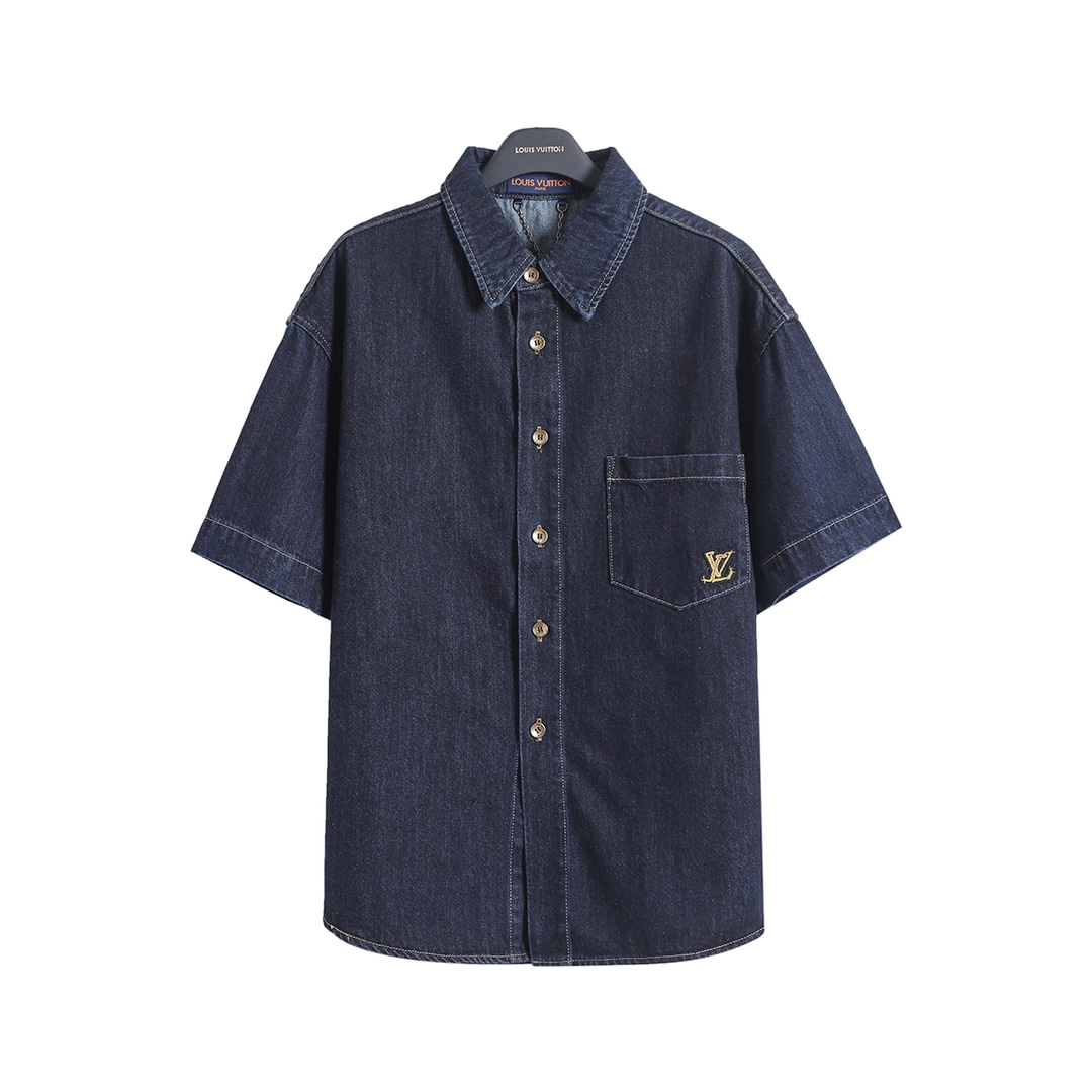 短袖衬衫/💰120   短裤/💰100
路易威登 𝙇𝙤𝙪𝙞𝙨 𝙑𝙪𝙞𝙩𝙩𝙤𝙣 1V 25SS 绳索签名字母刺绣牛仔短袖衬衫短裤套装
轻奢主义 男女日常通勤穿搭必备单品  正确版本  欢迎对比
详细特征
· 采用98%棉 2%弹力水洗薄丹宁面料
· 进口田岛绣花机重工刺绣 
· 成衣酵洗工艺
· 定制原版黄铜金属链条、金属钮扣
· 专车全麦夹工艺
· 定制原版真皮皮标
· 原版主唛水洗吊牌包装
   颜色：图片色
   尺码：S/M/L/XL