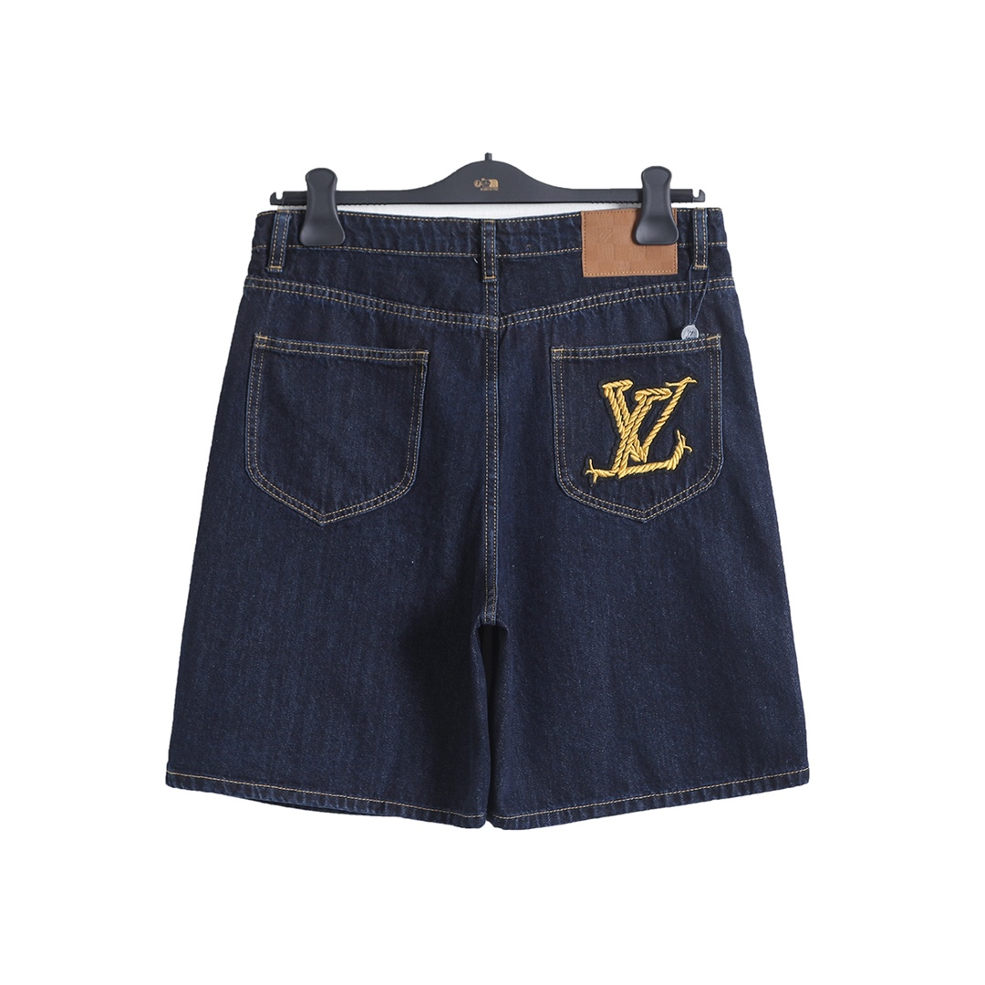 短袖衬衫/💰120   短裤/💰100
路易威登 𝙇𝙤𝙪𝙞𝙨 𝙑𝙪𝙞𝙩𝙩𝙤𝙣 1V 25SS 绳索签名字母刺绣牛仔短袖衬衫短裤套装
轻奢主义 男女日常通勤穿搭必备单品  正确版本  欢迎对比
详细特征
· 采用98%棉 2%弹力水洗薄丹宁面料
· 进口田岛绣花机重工刺绣 
· 成衣酵洗工艺
· 定制原版黄铜金属链条、金属钮扣
· 专车全麦夹工艺
· 定制原版真皮皮标
· 原版主唛水洗吊牌包装
   颜色：图片色
   尺码：S/M/L/XL