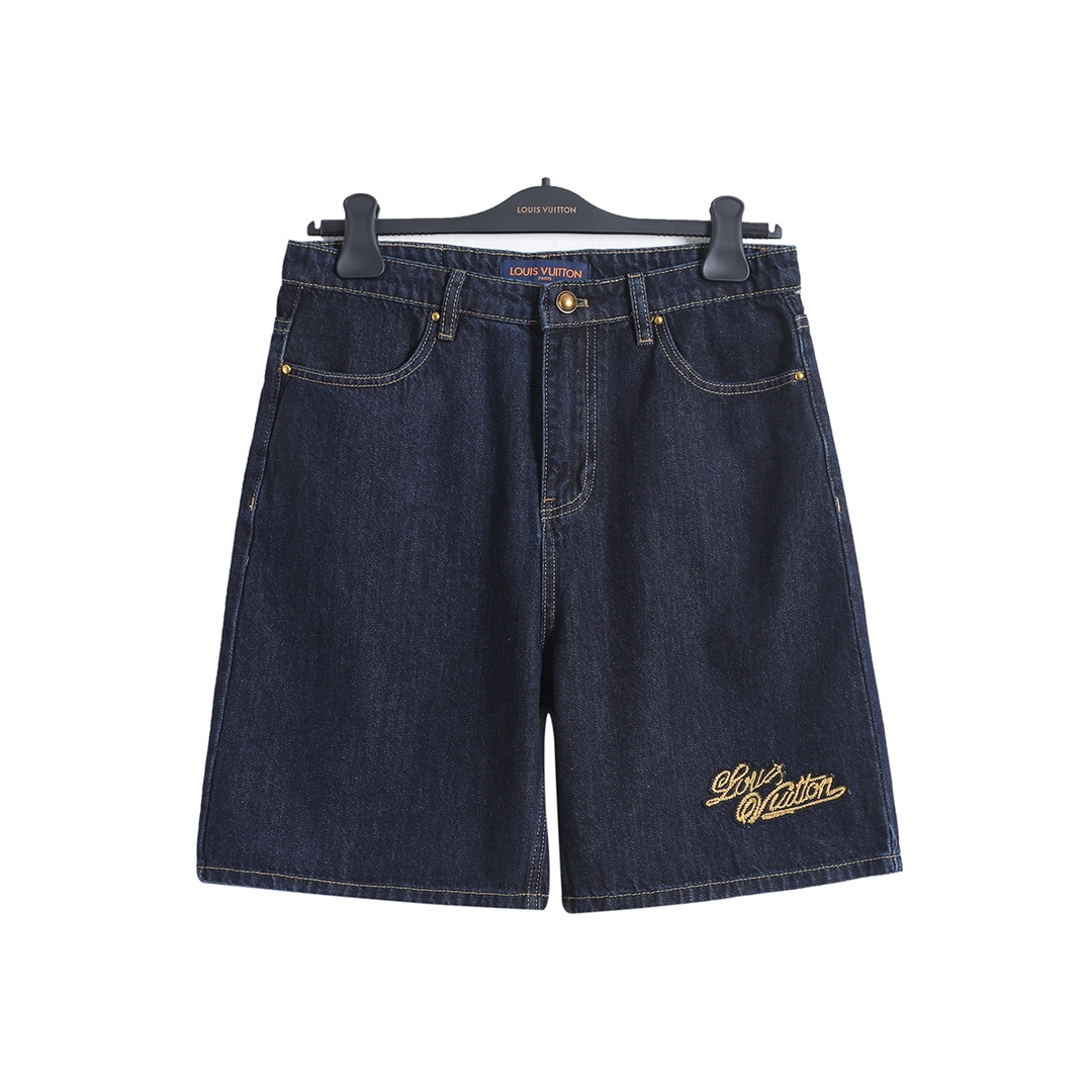 短袖衬衫/💰120   短裤/💰100
路易威登 𝙇𝙤𝙪𝙞𝙨 𝙑𝙪𝙞𝙩𝙩𝙤𝙣 1V 25SS 绳索签名字母刺绣牛仔短袖衬衫短裤套装
轻奢主义 男女日常通勤穿搭必备单品  正确版本  欢迎对比
详细特征
· 采用98%棉 2%弹力水洗薄丹宁面料
· 进口田岛绣花机重工刺绣 
· 成衣酵洗工艺
· 定制原版黄铜金属链条、金属钮扣
· 专车全麦夹工艺
· 定制原版真皮皮标
· 原版主唛水洗吊牌包装
   颜色：图片色
   尺码：S/M/L/XL