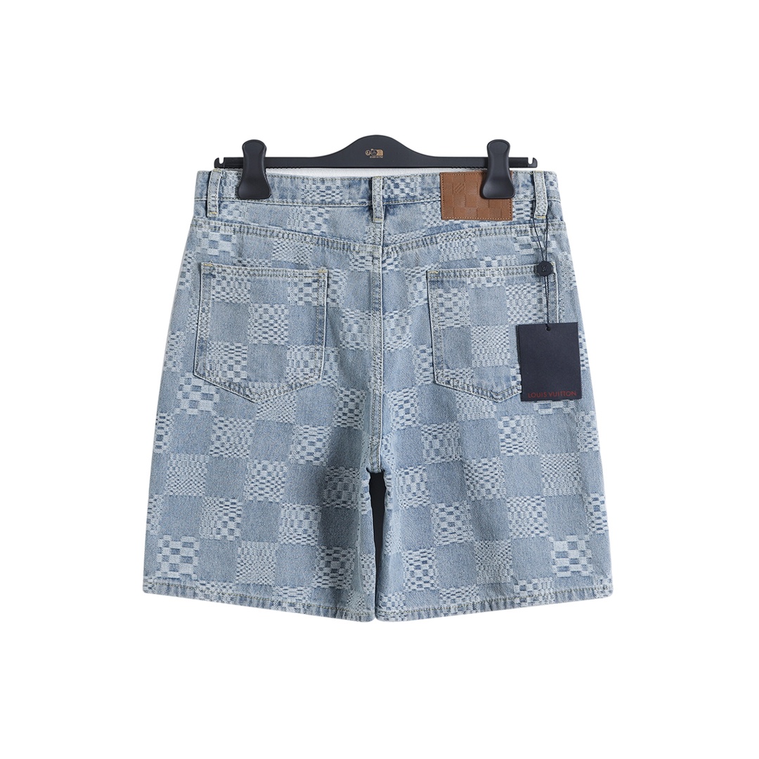 短袖衬衫/💰120   短裤/💰110
路易威登 𝙇𝙤𝙪𝙞𝙨 𝙑𝙪𝙞𝙩𝙩𝙤𝙣 1V 25SS 棋盘格提花牛仔短袖衬衫短裤套装
轻奢主义 男女日常通勤穿搭必备单品  正确版本  欢迎对比
详细特征
· 定织定染竹节棋盘格图案提花面料
· 红外线定位裁剪  全部对格对位
· 成衣水洗酵磨工艺
· 定制原版黄铜金属链条、工字扣、铆钉
· 专车全麦夹工艺
· 定制原版真皮皮标
· 原版主唛水洗吊牌包装
   颜色：图片色
   尺码：S/M/L/XL