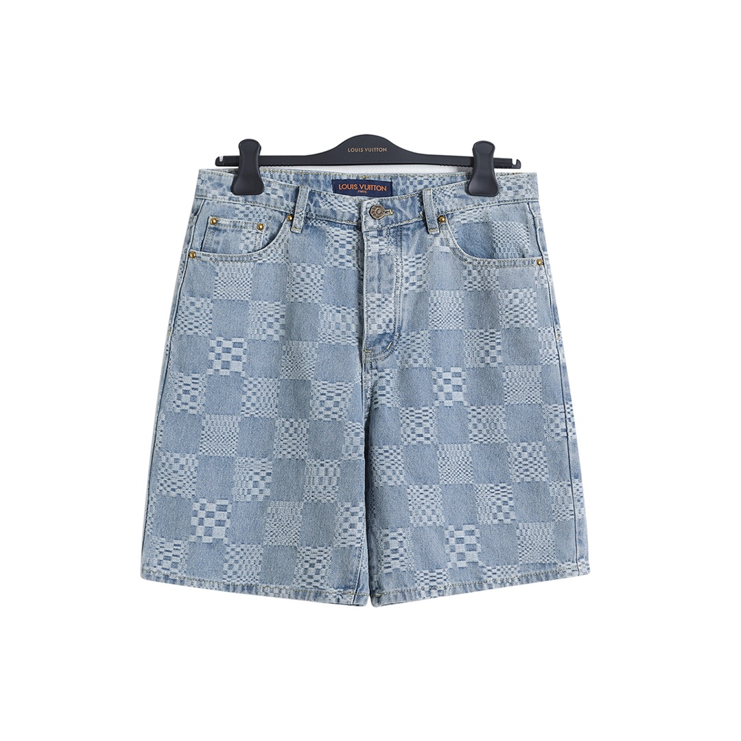 短袖衬衫/💰120   短裤/💰110
路易威登 𝙇𝙤𝙪𝙞𝙨 𝙑𝙪𝙞𝙩𝙩𝙤𝙣 1V 25SS 棋盘格提花牛仔短袖衬衫短裤套装
轻奢主义 男女日常通勤穿搭必备单品  正确版本  欢迎对比
详细特征
· 定织定染竹节棋盘格图案提花面料
· 红外线定位裁剪  全部对格对位
· 成衣水洗酵磨工艺
· 定制原版黄铜金属链条、工字扣、铆钉
· 专车全麦夹工艺
· 定制原版真皮皮标
· 原版主唛水洗吊牌包装
   颜色：图片色
   尺码：S/M/L/XL