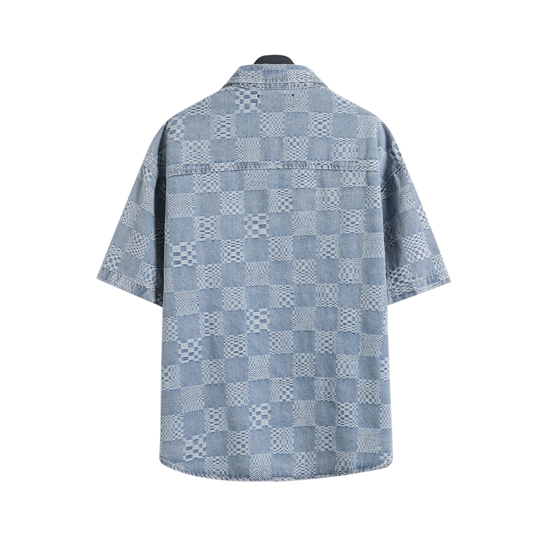 短袖衬衫/💰120   短裤/💰110
路易威登 𝙇𝙤𝙪𝙞𝙨 𝙑𝙪𝙞𝙩𝙩𝙤𝙣 1V 25SS 棋盘格提花牛仔短袖衬衫短裤套装
轻奢主义 男女日常通勤穿搭必备单品  正确版本  欢迎对比
详细特征
· 定织定染竹节棋盘格图案提花面料
· 红外线定位裁剪  全部对格对位
· 成衣水洗酵磨工艺
· 定制原版黄铜金属链条、工字扣、铆钉
· 专车全麦夹工艺
· 定制原版真皮皮标
· 原版主唛水洗吊牌包装
   颜色：图片色
   尺码：S/M/L/XL