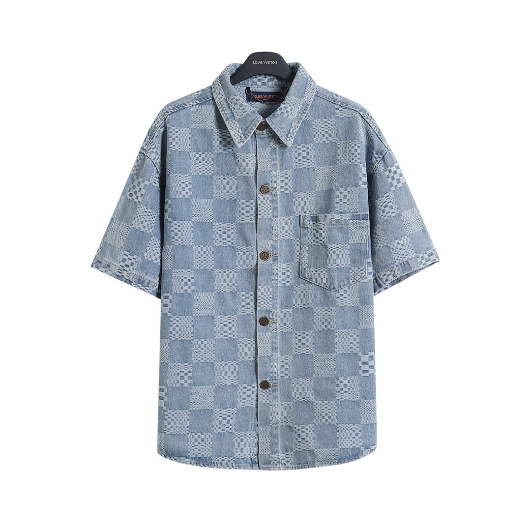 短袖衬衫/💰120   短裤/💰110
路易威登 𝙇𝙤𝙪𝙞𝙨 𝙑𝙪𝙞𝙩𝙩𝙤𝙣 1V 25SS 棋盘格提花牛仔短袖衬衫短裤套装
轻奢主义 男女日常通勤穿搭必备单品  正确版本  欢迎对比
详细特征
· 定织定染竹节棋盘格图案提花面料
· 红外线定位裁剪  全部对格对位
· 成衣水洗酵磨工艺
· 定制原版黄铜金属链条、工字扣、铆钉
· 专车全麦夹工艺
· 定制原版真皮皮标
· 原版主唛水洗吊牌包装
   颜色：图片色
   尺码：S/M/L/XL