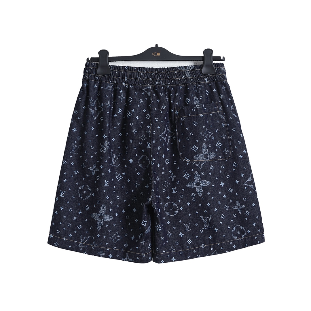 短袖衬衫/💰110   短裤/💰95
路易威登 𝙇𝙤𝙪𝙞𝙨 𝙑𝙪𝙞𝙩𝙩𝙤𝙣 1V 25SS 阴影老花满印牛仔短袖衬衫短裤套装
轻奢主义 男女日常通勤穿搭必备单品  正确版本  欢迎对比
详细特征
· 采用98%棉 2%弹力纤维牛仔面料
· 印花采用拔染工艺 
· 激光定位裁剪工艺
· 成衣酵洗工艺
· 裤子采用松紧➕抽绳收腰设计
· 定制原版黄铜金属链条、金属钮扣
· 专车全麦夹工艺
· 原版主唛水洗吊牌包装
   颜色：图片色
   尺码：S/M/L/XL