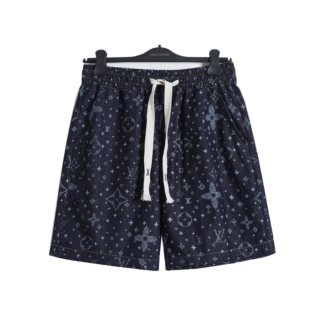 短袖衬衫/💰110   短裤/💰95
路易威登 𝙇𝙤𝙪𝙞𝙨 𝙑𝙪𝙞𝙩𝙩𝙤𝙣 1V 25SS 阴影老花满印牛仔短袖衬衫短裤套装
轻奢主义 男女日常通勤穿搭必备单品  正确版本  欢迎对比
详细特征
· 采用98%棉 2%弹力纤维牛仔面料
· 印花采用拔染工艺 
· 激光定位裁剪工艺
· 成衣酵洗工艺
· 裤子采用松紧➕抽绳收腰设计
· 定制原版黄铜金属链条、金属钮扣
· 专车全麦夹工艺
· 原版主唛水洗吊牌包装
   颜色：图片色
   尺码：S/M/L/XL