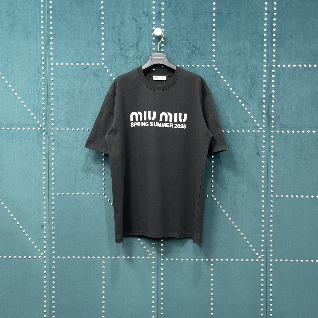 💰85 缪缪 𝙈𝙞𝙪𝙈𝙞𝙪 MiuMiu 25SS 大logo字母做旧印花短袖T恤 MIU040
轻奢主义 男女日常通勤穿搭必备单品 正确版本 随意对比
详细特征
· 260克100% 纯棉双纱汗布面料
· 面部无尘烧毛工艺 底部吸毛 环保活性染
· 同缸定染特种加粗32支双股1×1罗纹
· 进口环保胶浆丝网印花工艺
· 双针车线跨缝工艺
· 原版主唛水洗吊牌包装
颜色:黑色/白色
尺码:XS/S/M/L