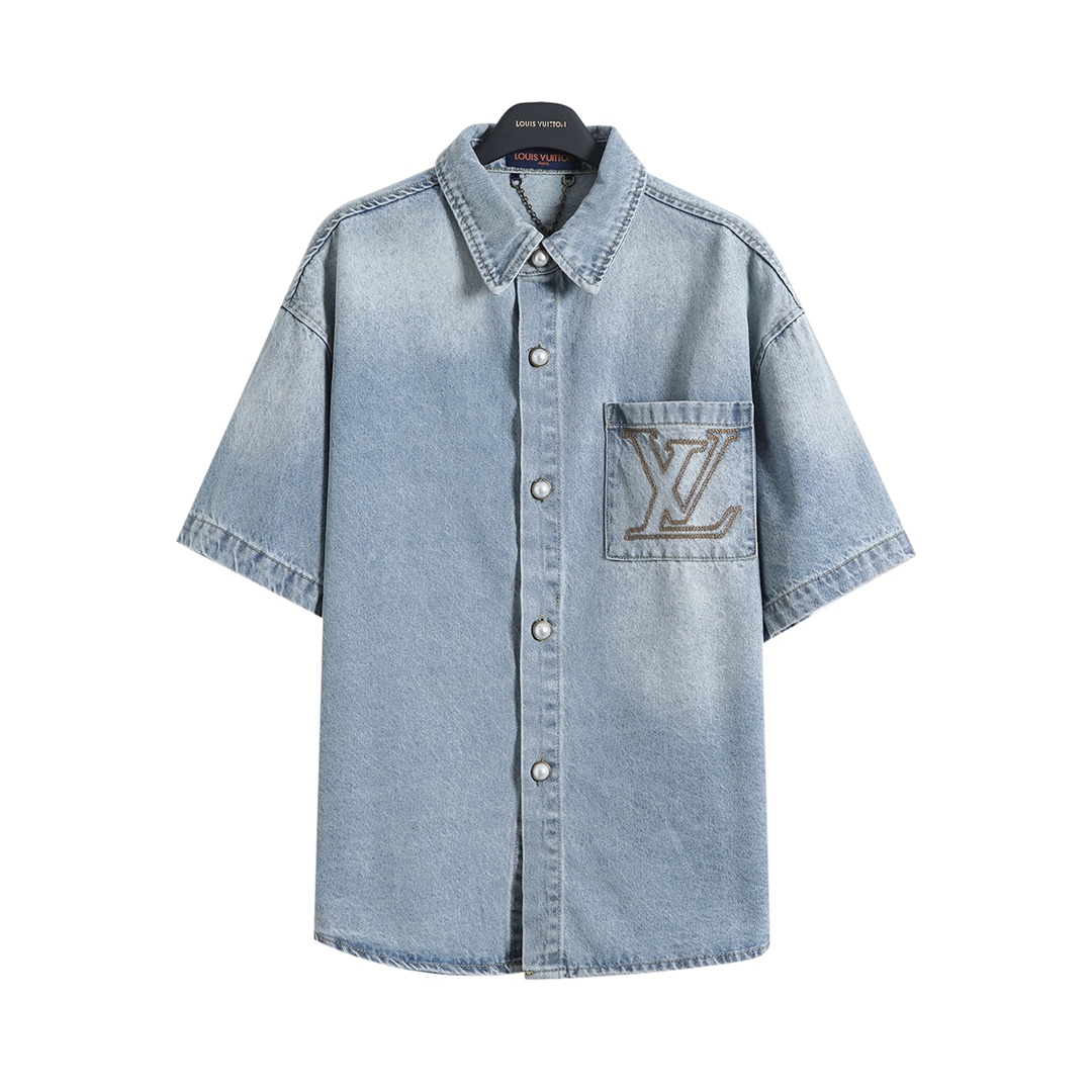 衬衫/💰130   短裤/💰110
路易威登 𝙇𝙤𝙪𝙞𝙨 𝙑𝙪𝙞𝙩𝙩𝙤𝙣 1V 25SS 口袋镂空绣花牛仔短袖衬衫短裤套装
轻奢主义 男女日常通勤穿搭必备单品  正确版本  欢迎对比
详细特征
· 采用7×7支精梳赛络纺纱斜纹牛仔面料
· 成衣洗水工艺  采用重酵洗炒花色  喷马骝等多工艺结合
· 进口田岛绣花机重工刺绣 
· 开模定制原版珍珠光面四合扣 链条  饰钉
· 专车全麦夹工艺
· 定制原版真皮皮标
· 原版主唛水洗吊牌包装
   颜色：图片色
   尺码：S/M/L/XL