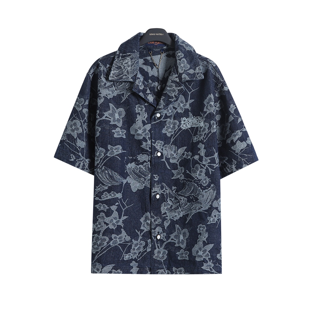 短袖衬衫/ 短裤/ 路易威登 Louis Vuitton 1V 25SS 花朵波浪提花牛仔短袖衬衫短裤套装 轻奢主义 男女日常通勤穿搭必备单品 正确版本 欢迎对比 详细特征 · 定织定染花朵波浪图案提花面料 · 红外线定位裁剪 全部对位 · 成衣水洗酵磨工艺 · 进口田岛绣花机重工刺绣 · 开模定制原版珍珠光面四合扣 链条 饰钉 · 后部贴袋设计 · 专车全麦夹工艺 · 定制原版真皮皮标 · 原版主唛水洗吊牌包装 颜色:图片色