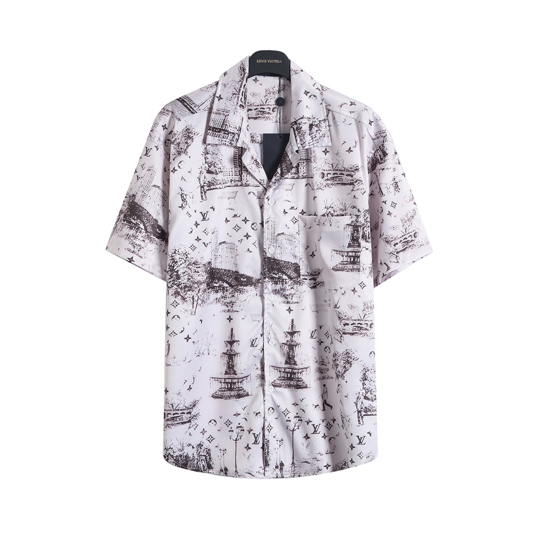 衬衫/💰110   短裤/💰100
路易威登 𝙇𝙤𝙪𝙞𝙨 𝙑𝙪𝙞𝙩𝙩𝙤𝙣 1V 25SS 街头漫步桑蚕丝短袖衬衫短裤套装
轻奢主义 男女日常通勤穿搭必备单品  正确版本  欢迎对比
详细特征
· 采用定制桑蚕丝混纺面料
· 进口印花机数码直喷  
· 激光定位裁剪
· 开模定制原版1V标识刻纹纽扣
· 裤子采用松紧收腰设计
· 后部贴袋设计
· 原版主唛水洗吊牌包装
   颜色：黑色/蓝色
   尺码：S/M/L/XL