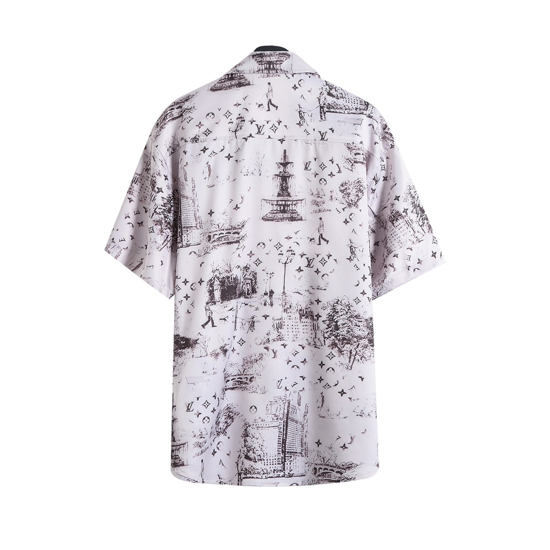 衬衫/💰110   短裤/💰100
路易威登 𝙇𝙤𝙪𝙞𝙨 𝙑𝙪𝙞𝙩𝙩𝙤𝙣 1V 25SS 街头漫步桑蚕丝短袖衬衫短裤套装
轻奢主义 男女日常通勤穿搭必备单品  正确版本  欢迎对比
详细特征
· 采用定制桑蚕丝混纺面料
· 进口印花机数码直喷  
· 激光定位裁剪
· 开模定制原版1V标识刻纹纽扣
· 裤子采用松紧收腰设计
· 后部贴袋设计
· 原版主唛水洗吊牌包装
   颜色：黑色/蓝色
   尺码：S/M/L/XL