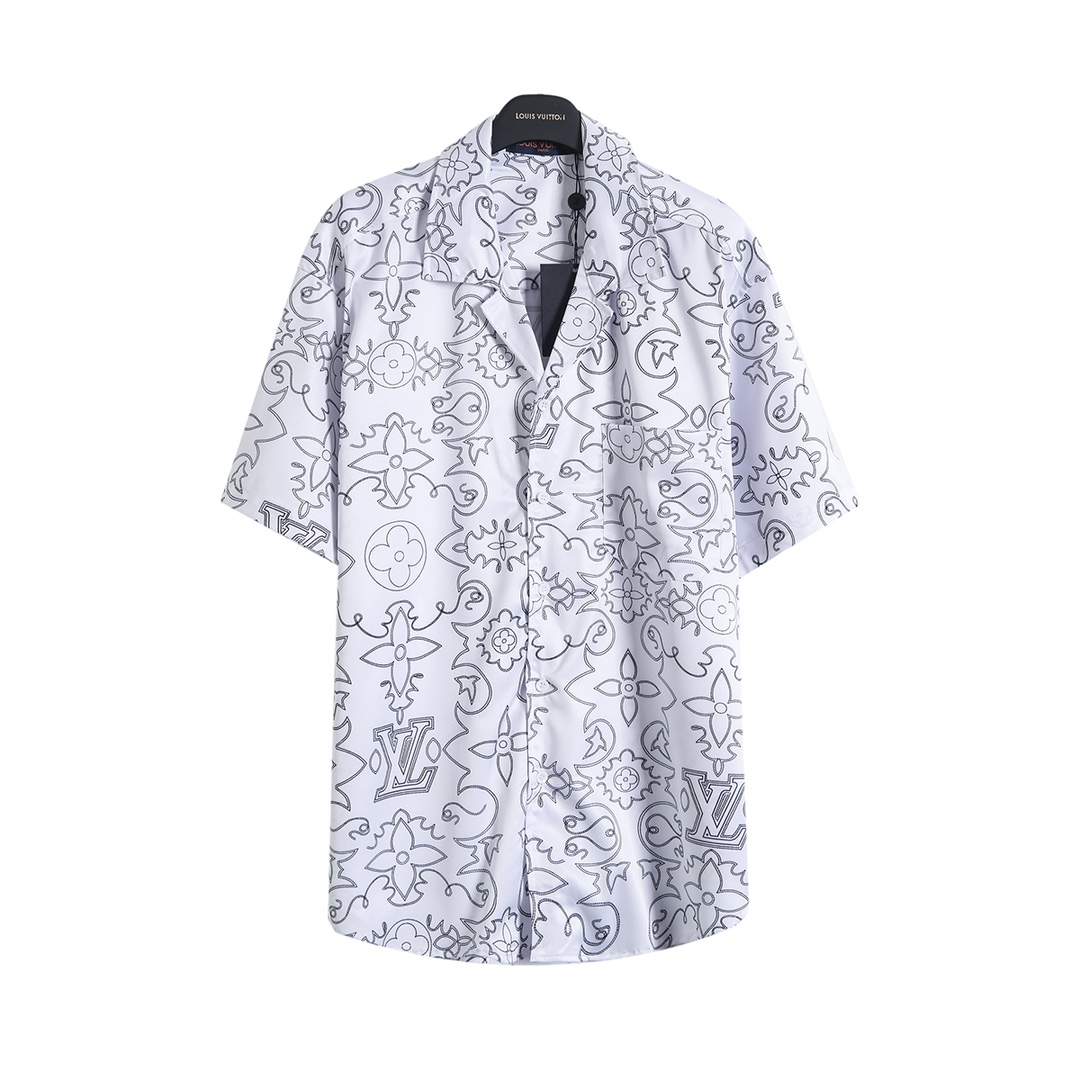 衬衫/💰110   短裤/💰100
路易威登 𝙇𝙤𝙪𝙞𝙨 𝙑𝙪𝙞𝙩𝙩𝙤𝙣 1V 25SS 阿拉伯花纹印花桑蚕丝短袖衬衫短裤套装
轻奢主义 男女日常通勤穿搭必备单品  正确版本  欢迎对比
详细特征
· 采用定制桑蚕丝混纺面料
· 进口印花机数码直喷  
· 激光定位裁剪
· 开模定制原版1V标识刻纹纽扣
· 裤子采用松紧收腰设计
· 后部贴袋设计
· 原版主唛水洗吊牌包装
   颜色：黑色/白色
   尺码：S/M/L/XL