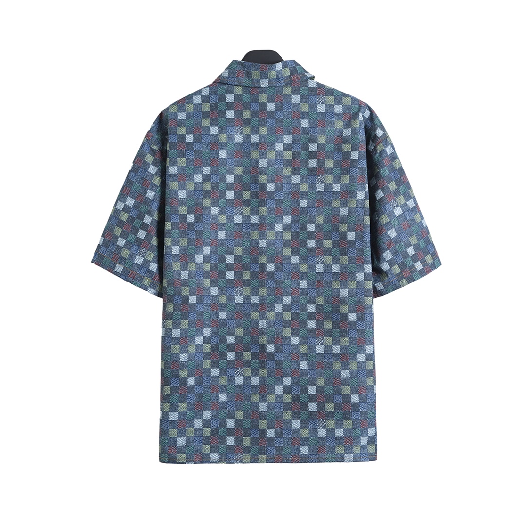 衬衫/💰120   短裤/💰110
路易威登 𝙇𝙤𝙪𝙞𝙨 𝙑𝙪𝙞𝙩𝙩𝙤𝙣 1V 25SS 五彩小棋盘格满印桑蚕丝短袖衬衫短裤套装
轻奢主义 男女日常通勤穿搭必备单品  正确版本  欢迎对比
详细特征
· 采用定制桑蚕丝混纺面料
· 进口印花机数码直喷  
· 激光定位裁剪
· 开模定制原版珍珠光面纽扣  饰钉
· 定制原版真皮皮标
· 后部贴袋设计
· 专车全麦夹工艺
· 原版主唛水洗吊牌包装
   颜色：图片色
   尺码：S/M/L/XL