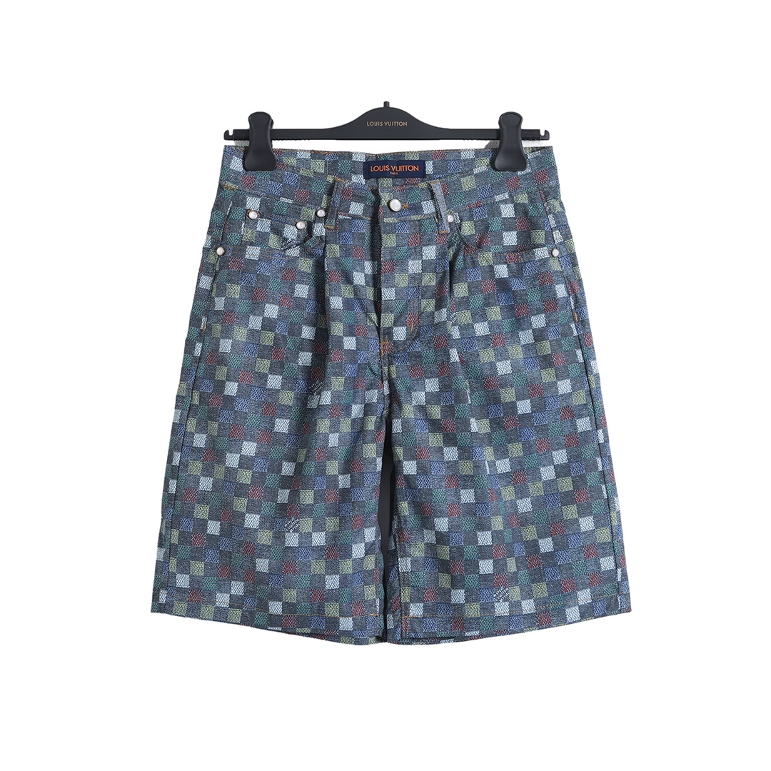 衬衫/💰120   短裤/💰110
路易威登 𝙇𝙤𝙪𝙞𝙨 𝙑𝙪𝙞𝙩𝙩𝙤𝙣 1V 25SS 五彩小棋盘格满印桑蚕丝短袖衬衫短裤套装
轻奢主义 男女日常通勤穿搭必备单品  正确版本  欢迎对比
详细特征
· 采用定制桑蚕丝混纺面料
· 进口印花机数码直喷  
· 激光定位裁剪
· 开模定制原版珍珠光面纽扣  饰钉
· 定制原版真皮皮标
· 后部贴袋设计
· 专车全麦夹工艺
· 原版主唛水洗吊牌包装
   颜色：图片色
   尺码：S/M/L/XL