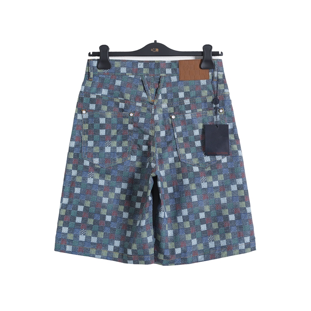 衬衫/💰120   短裤/💰110
路易威登 𝙇𝙤𝙪𝙞𝙨 𝙑𝙪𝙞𝙩𝙩𝙤𝙣 1V 25SS 五彩小棋盘格满印桑蚕丝短袖衬衫短裤套装
轻奢主义 男女日常通勤穿搭必备单品  正确版本  欢迎对比
详细特征
· 采用定制桑蚕丝混纺面料
· 进口印花机数码直喷  
· 激光定位裁剪
· 开模定制原版珍珠光面纽扣  饰钉
· 定制原版真皮皮标
· 后部贴袋设计
· 专车全麦夹工艺
· 原版主唛水洗吊牌包装
   颜色：图片色
   尺码：S/M/L/XL