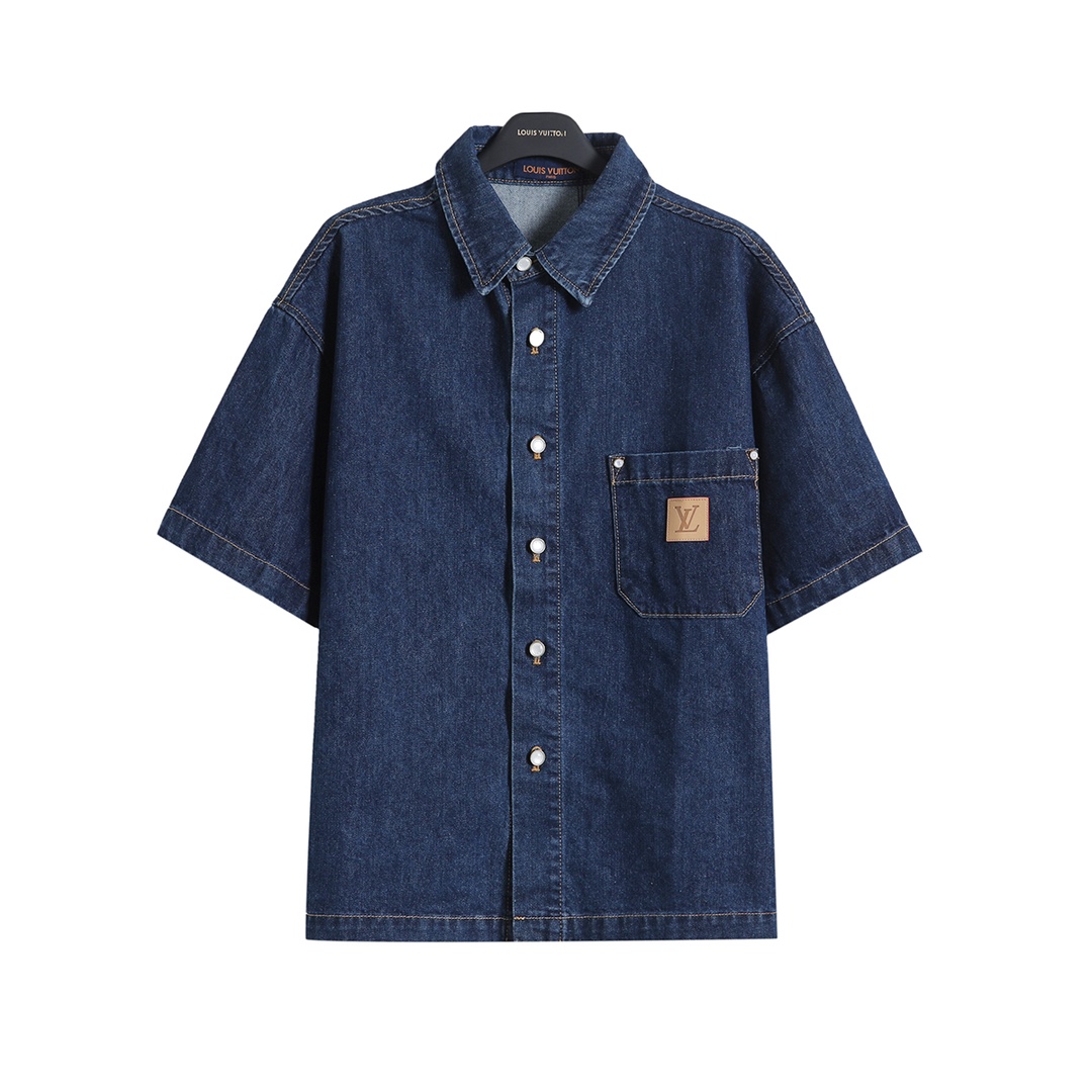💰130  路易威登 𝙇𝙤𝙪𝙞𝙨 𝙑𝙪𝙞𝙩𝙩𝙤𝙣 1V 25SS 员工限定法语印花牛仔短袖衬衫
轻奢主义 男女日常通勤穿搭必备单品  正确版本  欢迎对比
详细特征
· 采用7×7支精梳赛络纺纱斜纹牛仔面料
· 成衣洗水工艺  采用重酵洗炒花色  喷马骝等多工艺结合
· 手工环保丝网水浆印花工艺
· 开模定制原版珍珠光面工字扣  饰钉
· 定制原版真皮皮标
· 原版主唛水洗吊牌包装
   颜色：图片色
   尺码：S/M/L/XL