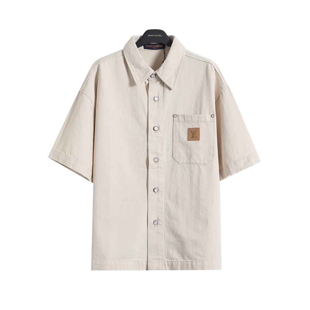 💰130  路易威登 𝙇𝙤𝙪𝙞𝙨 𝙑𝙪𝙞𝙩𝙩𝙤𝙣 1V 25SS 员工限定法语印花牛仔短袖衬衫
轻奢主义 男女日常通勤穿搭必备单品  正确版本  欢迎对比
详细特征
· 采用7×7支精梳赛络纺纱斜纹牛仔面料
· 成衣洗水工艺  采用重酵洗炒花色  喷马骝等多工艺结合
· 手工环保丝网水浆印花工艺
· 开模定制原版珍珠光面工字扣  饰钉
· 定制原版真皮皮标
· 原版主唛水洗吊牌包装
   颜色：白色
   尺码：S/M/L/XL