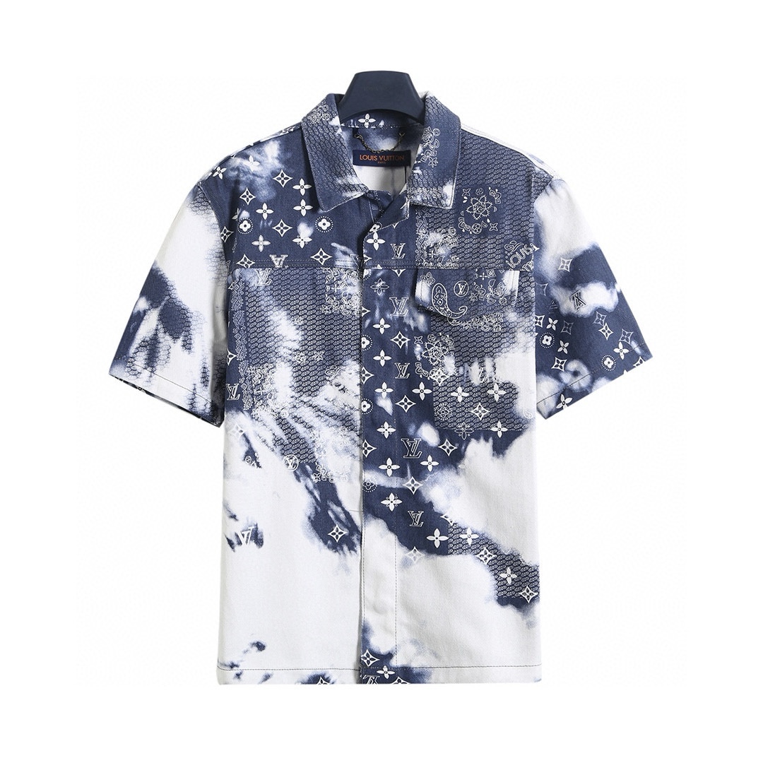 衬衫/💰120  短裤/💰110
路易威登 𝙇𝙤𝙪𝙞𝙨 𝙑𝙪𝙞𝙩𝙩𝙤𝙣 1V 25SS 腰果花扎染牛仔短袖衬衫短裤套装
轻奢主义 男女日常通勤穿搭必备单品  正确版本  随意对比
详细特征
· 采用98%棉 2%弹力纤维牛仔面料
· 印花采用拔染工艺 
· 激光定位裁剪工艺
· 成衣酵洗工艺
·定制原版logo四合扣  工字扣  金属链条
· 定制原版真皮皮标
· 专车全麦夹工艺
· 原版主唛水洗吊牌纽扣品牌防潮纸包装
   颜色：图片色
   尺码：S/M/L/XL