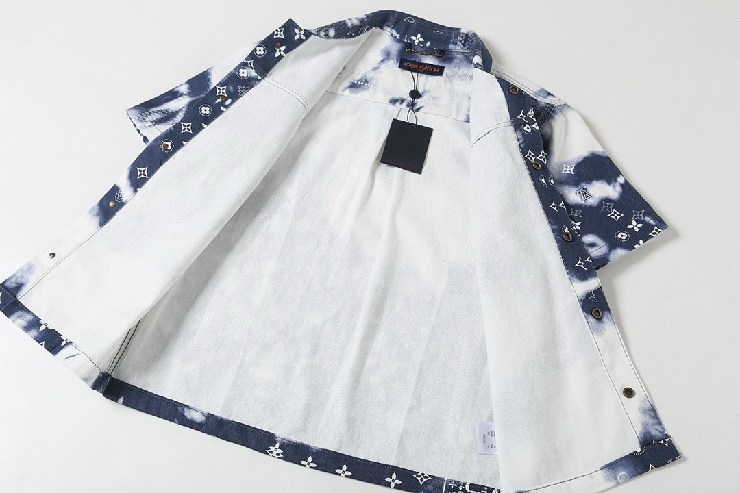 衬衫/💰120  短裤/💰110
路易威登 𝙇𝙤𝙪𝙞𝙨 𝙑𝙪𝙞𝙩𝙩𝙤𝙣 1V 25SS 腰果花扎染牛仔短袖衬衫短裤套装
轻奢主义 男女日常通勤穿搭必备单品  正确版本  随意对比
详细特征
· 采用98%棉 2%弹力纤维牛仔面料
· 印花采用拔染工艺 
· 激光定位裁剪工艺
· 成衣酵洗工艺
·定制原版logo四合扣  工字扣  金属链条
· 定制原版真皮皮标
· 专车全麦夹工艺
· 原版主唛水洗吊牌纽扣品牌防潮纸包装
   颜色：图片色
   尺码：S/M/L/XL