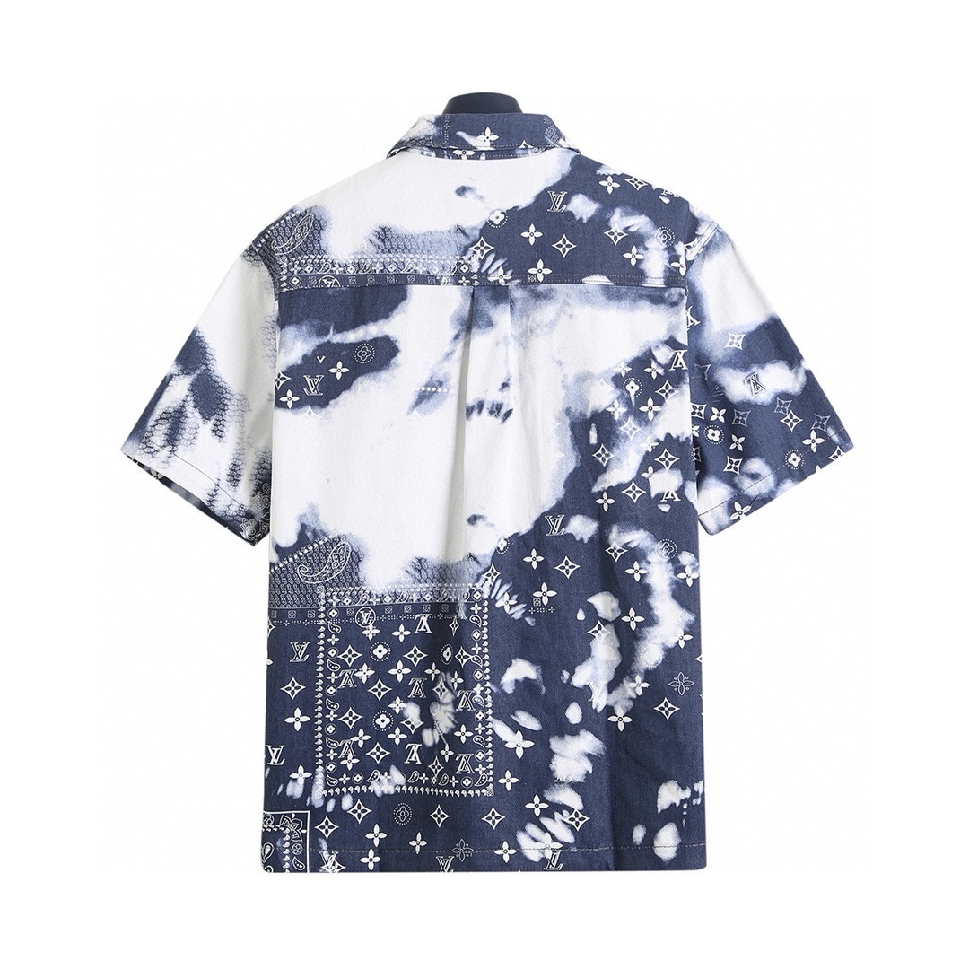 衬衫/💰120  短裤/💰110
路易威登 𝙇𝙤𝙪𝙞𝙨 𝙑𝙪𝙞𝙩𝙩𝙤𝙣 1V 25SS 腰果花扎染牛仔短袖衬衫短裤套装
轻奢主义 男女日常通勤穿搭必备单品  正确版本  随意对比
详细特征
· 采用98%棉 2%弹力纤维牛仔面料
· 印花采用拔染工艺 
· 激光定位裁剪工艺
· 成衣酵洗工艺
·定制原版logo四合扣  工字扣  金属链条
· 定制原版真皮皮标
· 专车全麦夹工艺
· 原版主唛水洗吊牌纽扣品牌防潮纸包装
   颜色：图片色
   尺码：S/M/L/XL