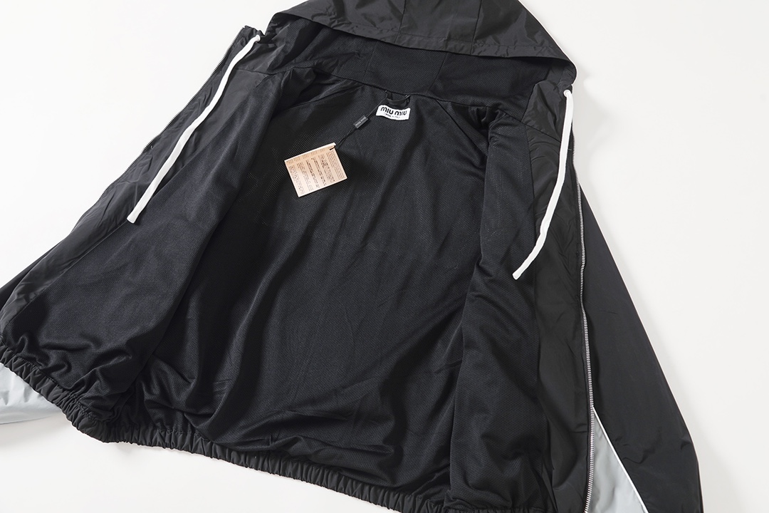 💰170 缪缪 𝙈𝙞𝙪𝙈𝙞𝙪 MiuMiu 25FW 撞色拼接冲锋衣夹克
轻奢主义 男女日常通勤穿搭必备单品 正确版本 随意对比
详细特征
· 采用亚光LongueSaison尼龙面料
· 面料经过防水涂层工艺
· 内里采用三级聚酯鸟眼网布
· 开模定制品牌logo五金拉链 冲锋衣双拉头设计
· 胸口织布徽标贴布设计
· 门襟拉链开合 侧拉链口袋 松紧下摆、袖口
· 拼接嵌条工艺
·原版主唛水洗标吊牌包装袋
颜色:黑灰/蓝红
尺码:XS/S/M/L