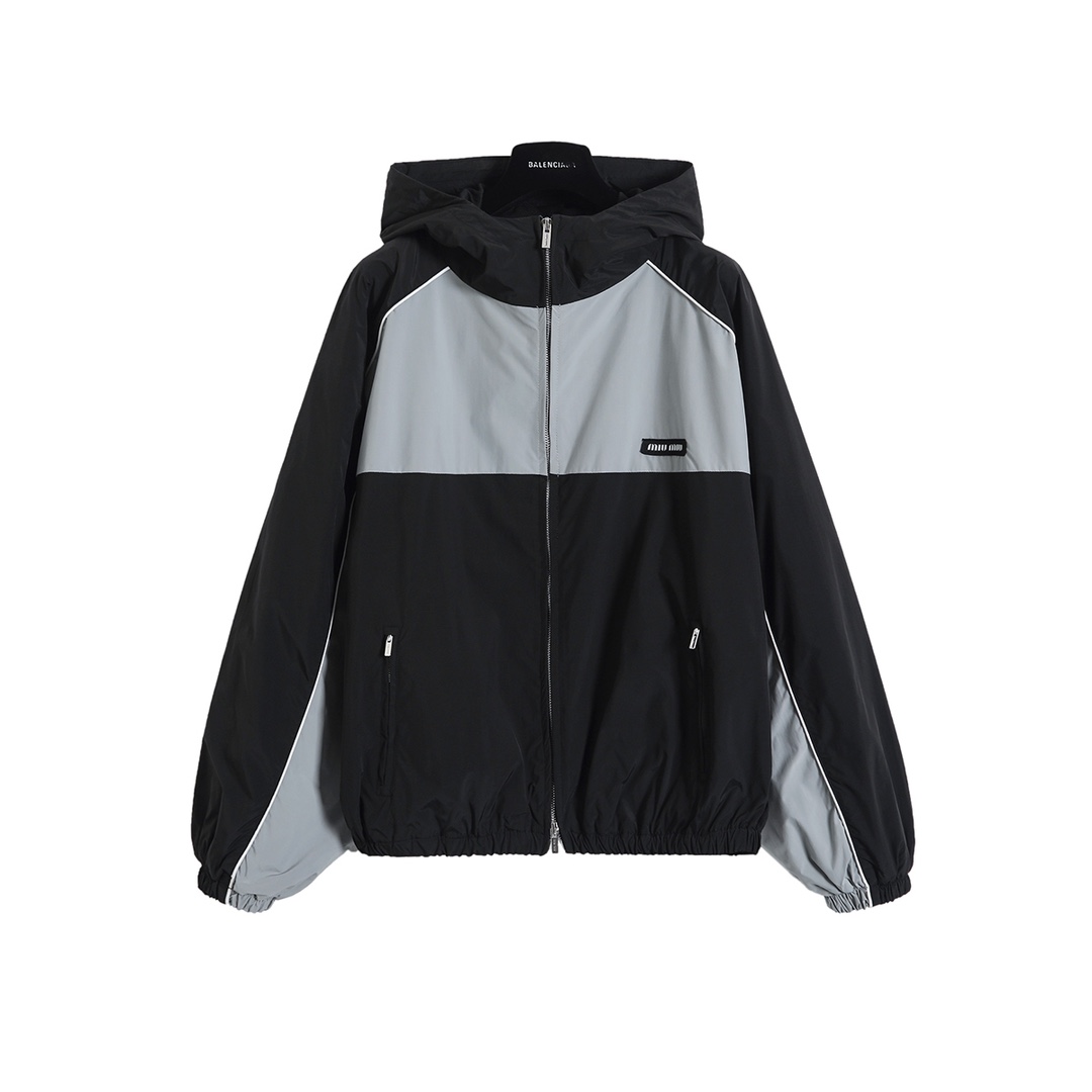 💰170 缪缪 𝙈𝙞𝙪𝙈𝙞𝙪 MiuMiu 25FW 撞色拼接冲锋衣夹克
轻奢主义 男女日常通勤穿搭必备单品 正确版本 随意对比
详细特征
· 采用亚光LongueSaison尼龙面料
· 面料经过防水涂层工艺
· 内里采用三级聚酯鸟眼网布
· 开模定制品牌logo五金拉链 冲锋衣双拉头设计
· 胸口织布徽标贴布设计
· 门襟拉链开合 侧拉链口袋 松紧下摆、袖口
· 拼接嵌条工艺
·原版主唛水洗标吊牌包装袋
颜色:黑灰/蓝红
尺码:XS/S/M/L