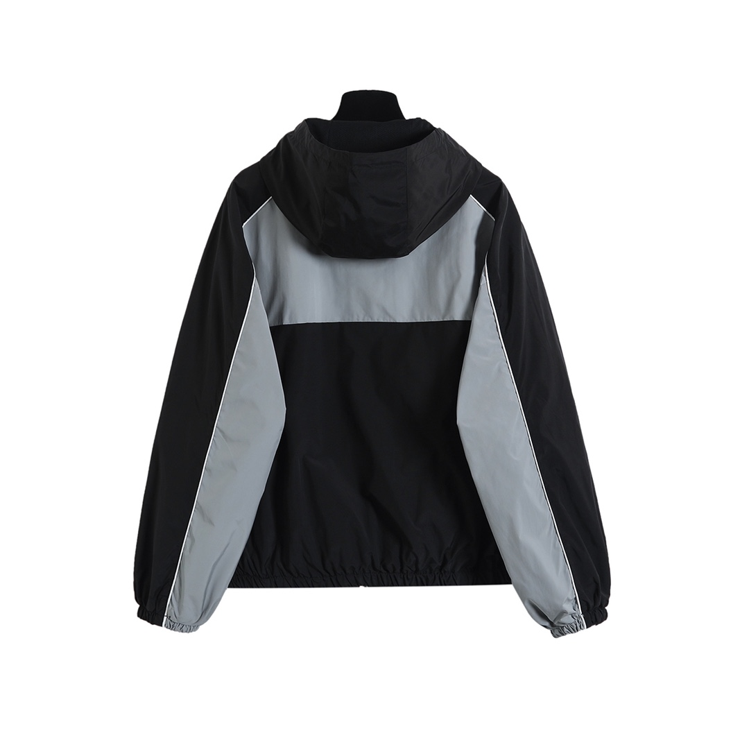 💰170 缪缪 𝙈𝙞𝙪𝙈𝙞𝙪 MiuMiu 25FW 撞色拼接冲锋衣夹克
轻奢主义 男女日常通勤穿搭必备单品 正确版本 随意对比
详细特征
· 采用亚光LongueSaison尼龙面料
· 面料经过防水涂层工艺
· 内里采用三级聚酯鸟眼网布
· 开模定制品牌logo五金拉链 冲锋衣双拉头设计
· 胸口织布徽标贴布设计
· 门襟拉链开合 侧拉链口袋 松紧下摆、袖口
· 拼接嵌条工艺
·原版主唛水洗标吊牌包装袋
颜色:黑灰/蓝红
尺码:XS/S/M/L