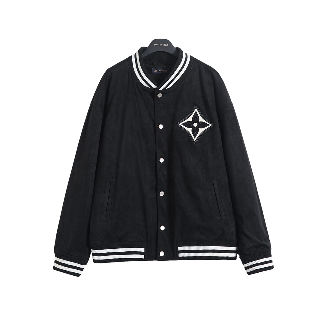 💰180  路易威登 𝙇𝙤𝙪𝙞𝙨 𝙑𝙪𝙞𝙩𝙩𝙤𝙣 1V 25FW 四叶草钻饰麂皮棒球夹克
轻奢主义 男女日常通勤穿搭必备单品  正确版本  随意对比
详细特征
· 面料采用定制进口绒面质感麂皮
· 内里定制苏美绸
· 胸口章仔采用独立开口机定位裁剪后拼接头层小牛皮底做莱恩石水晶烫钻嵌入工艺
· 定制原版真皮皮标
· 开模定制原版珍珠光面四合扣 链条
· 定制横纹扁基螺纹
· 原版主唛水洗吊牌品牌防潮纸包装
   颜色：黑色
   尺码：XS/S/M/L