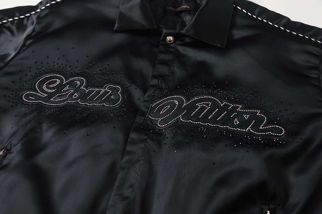 💰200  路易威登 𝙇𝙤𝙪𝙞𝙨 𝙑𝙪𝙞𝙩𝙩𝙤𝙣 1V 25FW 横须贺醋酸烫钻翻领轻薄棉服外套
轻奢主义 男女日常通勤穿搭必备单品 正确版本  随意对比
· 采用定制原版醋酸面料
· 内里180克菱形格绗棉  精选长绒棉  保暖舒适
· 胸前饰以烫钻镶嵌的老花花卉皮革贴饰点缀
· 翻领设计
· 下摆松紧束腰设计
· 侧面采用拉链侧口袋设计
· 开模定制原版合金四合扣 拉头
· 袖口采用定制色织炫彩扁基螺纹
· 田岛高速绣花机十万针立体刺绣
· 原版主唛水洗标吊牌包装袋
   颜色：黑色
   尺码：46/48/50/52