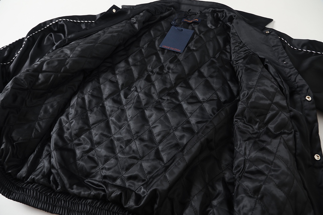 💰200  路易威登 𝙇𝙤𝙪𝙞𝙨 𝙑𝙪𝙞𝙩𝙩𝙤𝙣 1V 25FW 横须贺醋酸烫钻翻领轻薄棉服外套
轻奢主义 男女日常通勤穿搭必备单品 正确版本  随意对比
· 采用定制原版醋酸面料
· 内里180克菱形格绗棉  精选长绒棉  保暖舒适
· 胸前饰以烫钻镶嵌的老花花卉皮革贴饰点缀
· 翻领设计
· 下摆松紧束腰设计
· 侧面采用拉链侧口袋设计
· 开模定制原版合金四合扣 拉头
· 袖口采用定制色织炫彩扁基螺纹
· 田岛高速绣花机十万针立体刺绣
· 原版主唛水洗标吊牌包装袋
   颜色：黑色
   尺码：46/48/50/52