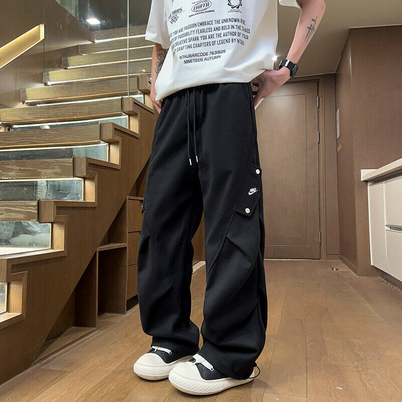  💰105
耐克海外版25ss🔥新款三色高品质休闲薄款工装短裤！
    裤子版型宽松  细节完美  采用梭织面料耐磨耐脏 立体裁剪宽松版型   进口印花反复水洗不会开裂脱落，男女同款情侣款
颜色:米白色  黑色  卡其色  深咖色
尺码：M-5XL








