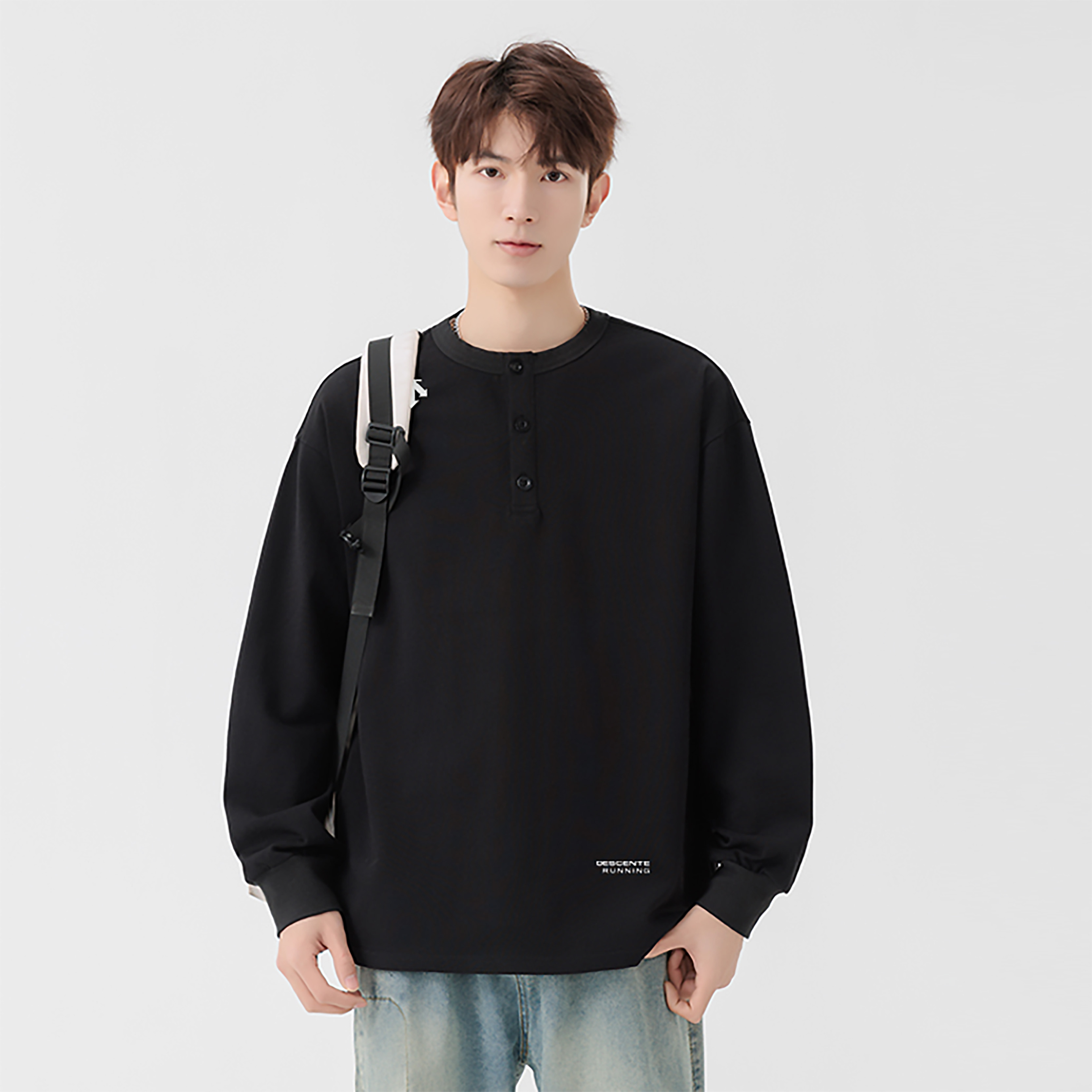 供货价:90💰『高瑞轻量化』常熟特别货,极致做工贸易款,原包装+原吊牌
迪桑特海外版25ss🔥秋款四色潮牌日系复古纯棉设计感圆领扣子卫衣
   衣服版型宽松  细节完美  纯棉面料耐磨耐脏 立体裁剪宽松版型   厚板硅胶标反复水洗不会开裂脱落   男女同款情侣款
颜色: 白色 灰色 黑色 绿色
尺码：M-3XL







