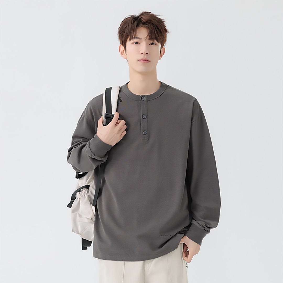 供货价:90💰『高瑞轻量化』常熟特别货,极致做工贸易款,原包装+原吊牌
迪桑特海外版25ss🔥秋款四色潮牌日系复古纯棉设计感圆领扣子卫衣
   衣服版型宽松  细节完美  纯棉面料耐磨耐脏 立体裁剪宽松版型   厚板硅胶标反复水洗不会开裂脱落   男女同款情侣款
颜色: 白色 灰色 黑色 绿色
尺码：M-3XL







