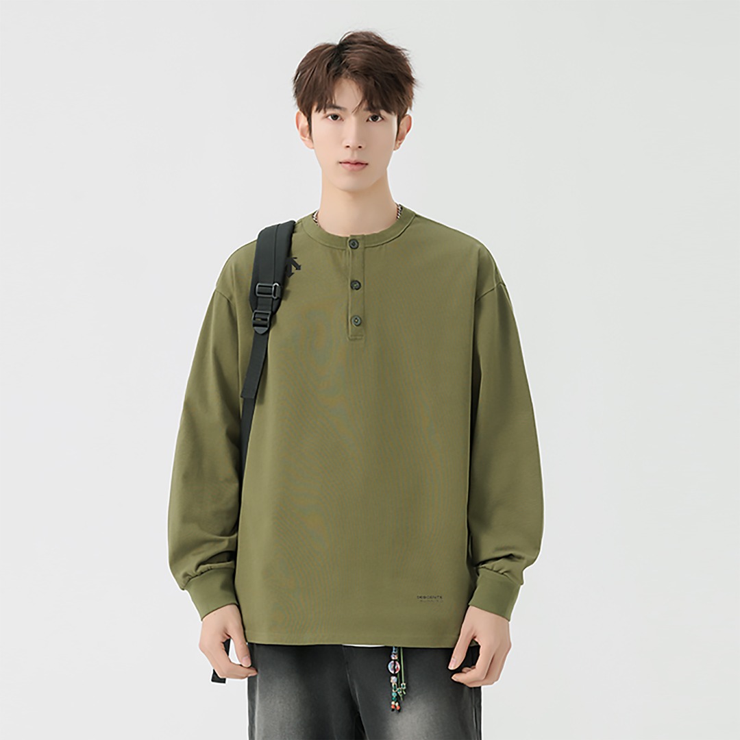 供货价:90💰『高瑞轻量化』常熟特别货,极致做工贸易款,原包装+原吊牌
迪桑特海外版25ss🔥秋款四色潮牌日系复古纯棉设计感圆领扣子卫衣
   衣服版型宽松  细节完美  纯棉面料耐磨耐脏 立体裁剪宽松版型   厚板硅胶标反复水洗不会开裂脱落   男女同款情侣款
颜色: 白色 灰色 黑色 绿色
尺码：M-3XL







