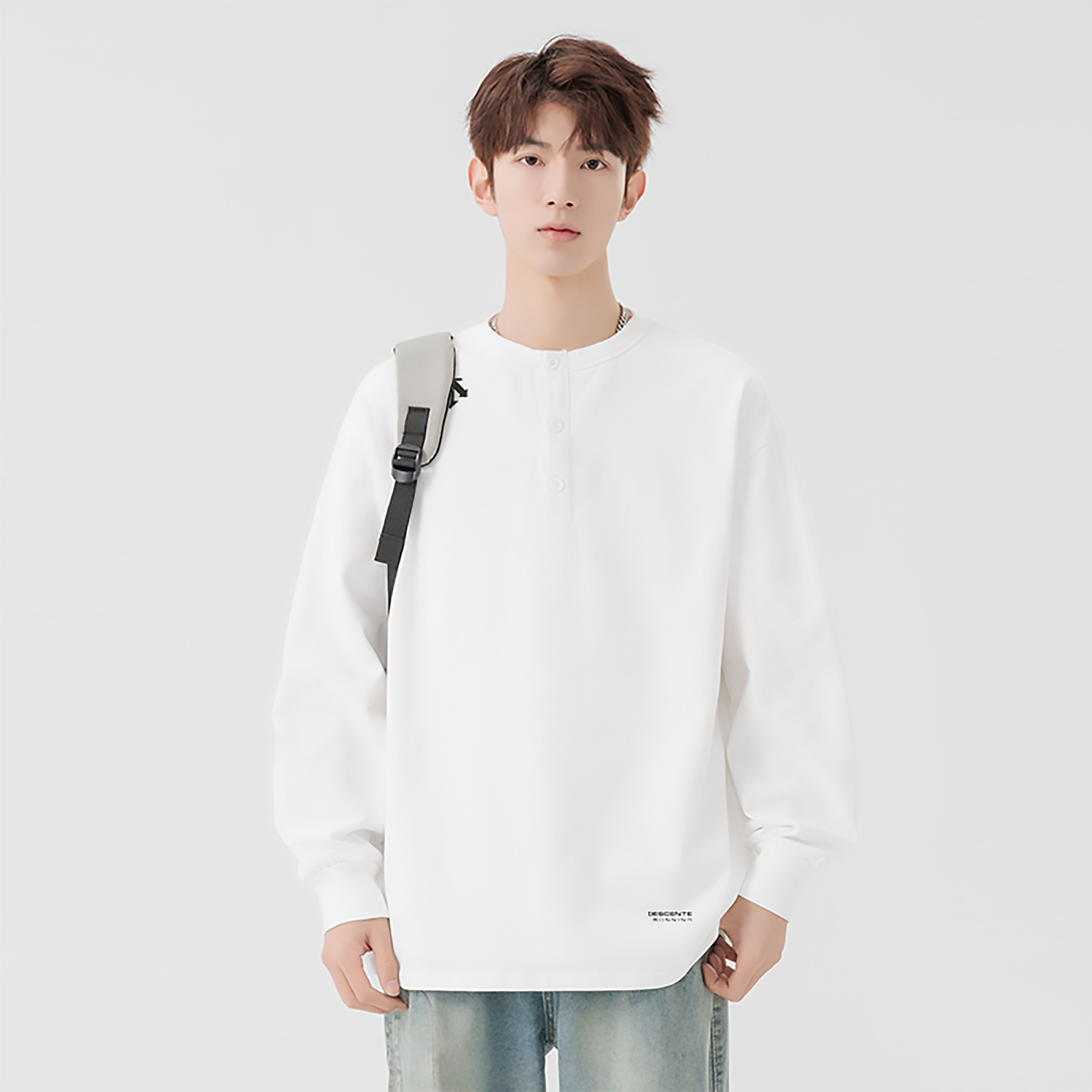 供货价:90💰『高瑞轻量化』常熟特别货,极致做工贸易款,原包装+原吊牌
迪桑特海外版25ss🔥秋款四色潮牌日系复古纯棉设计感圆领扣子卫衣
   衣服版型宽松  细节完美  纯棉面料耐磨耐脏 立体裁剪宽松版型   厚板硅胶标反复水洗不会开裂脱落   男女同款情侣款
颜色: 白色 灰色 黑色 绿色
尺码：M-3XL







