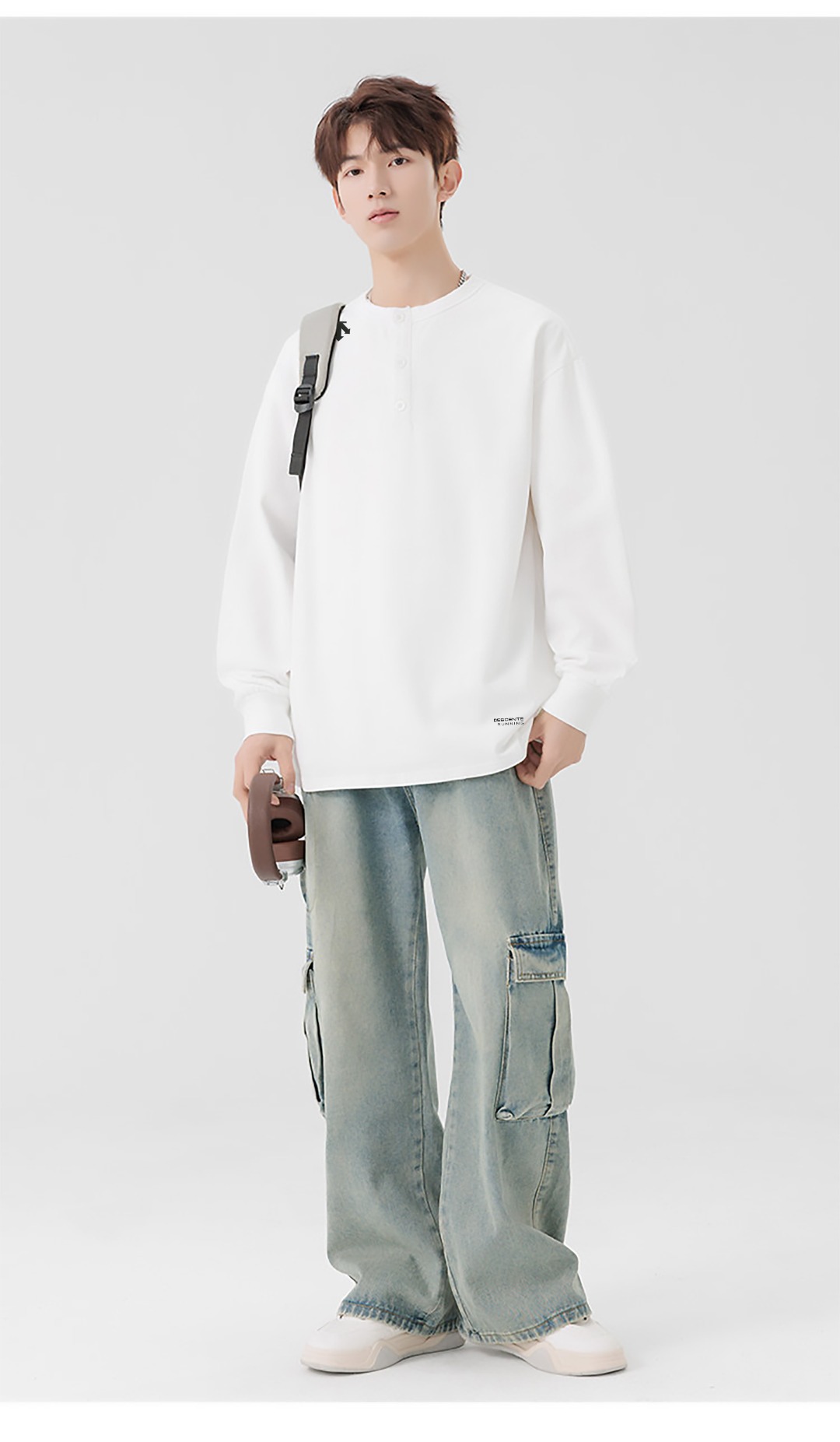 供货价:90💰『高瑞轻量化』常熟特别货,极致做工贸易款,原包装+原吊牌
迪桑特海外版25ss🔥秋款四色潮牌日系复古纯棉设计感圆领扣子卫衣
   衣服版型宽松  细节完美  纯棉面料耐磨耐脏 立体裁剪宽松版型   厚板硅胶标反复水洗不会开裂脱落   男女同款情侣款
颜色: 白色 灰色 黑色 绿色
尺码：M-3XL







