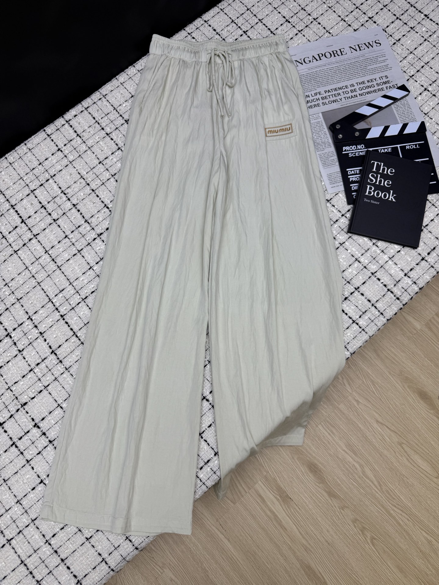 NO:412908,Miumi*25ss logo logo design casual pants, a must-have for everyday wear, very versatile, imported cotton fabric, very comfortable to fit, very draped, straight wide-leg pants, not picky at all, full of fashionable feeling, two-color SMLXL,,miumiu,alexander wang19860909Miumi*25ss logo徽标设计休闲裤 日常穿搭必备款 很百搭 采用进口棉面料 贴身非常舒服 垂坠感很好 直筒阔腿裤型 完全不挑腿型 时髦感满满 两色SMLXL,,miumiu,alexander wang,Women's clothing