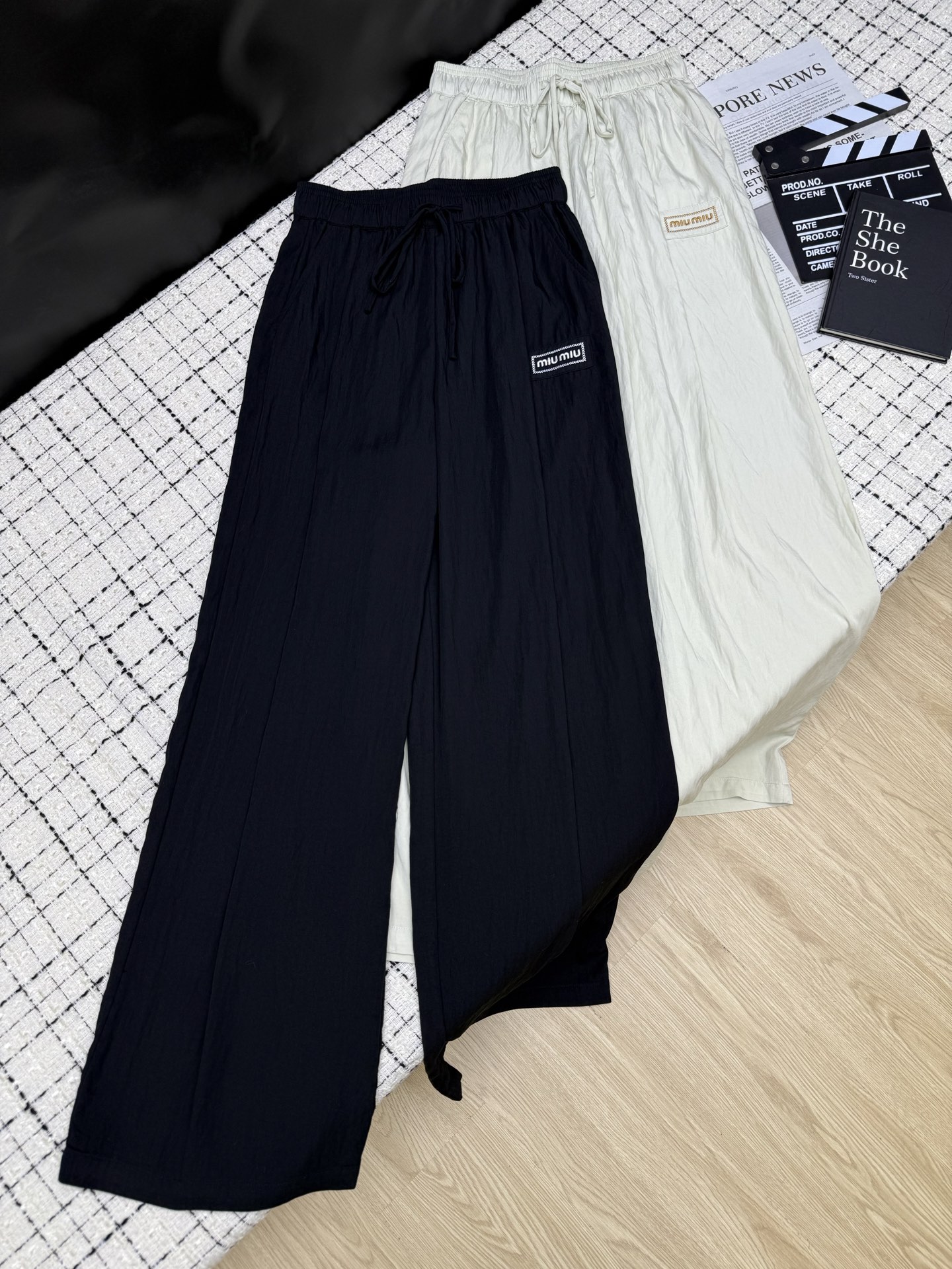 NO:412895,Miumi*25ss logo logo design casual pants, a must-have for everyday wear, very versatile, imported cotton fabric, very comfortable to fit, very draped, straight wide-leg pants, not picky at all, full of fashionable feeling, two-color SMLXL,,miumiu,alexander wang19860909Miumi*25ss logo徽标设计休闲裤 日常穿搭必备款 很百搭 采用进口棉面料 贴身非常舒服 垂坠感很好 直筒阔腿裤型 完全不挑腿型 时髦感满满 两色SMLXL,,miumiu,alexander wang,Women's clothing