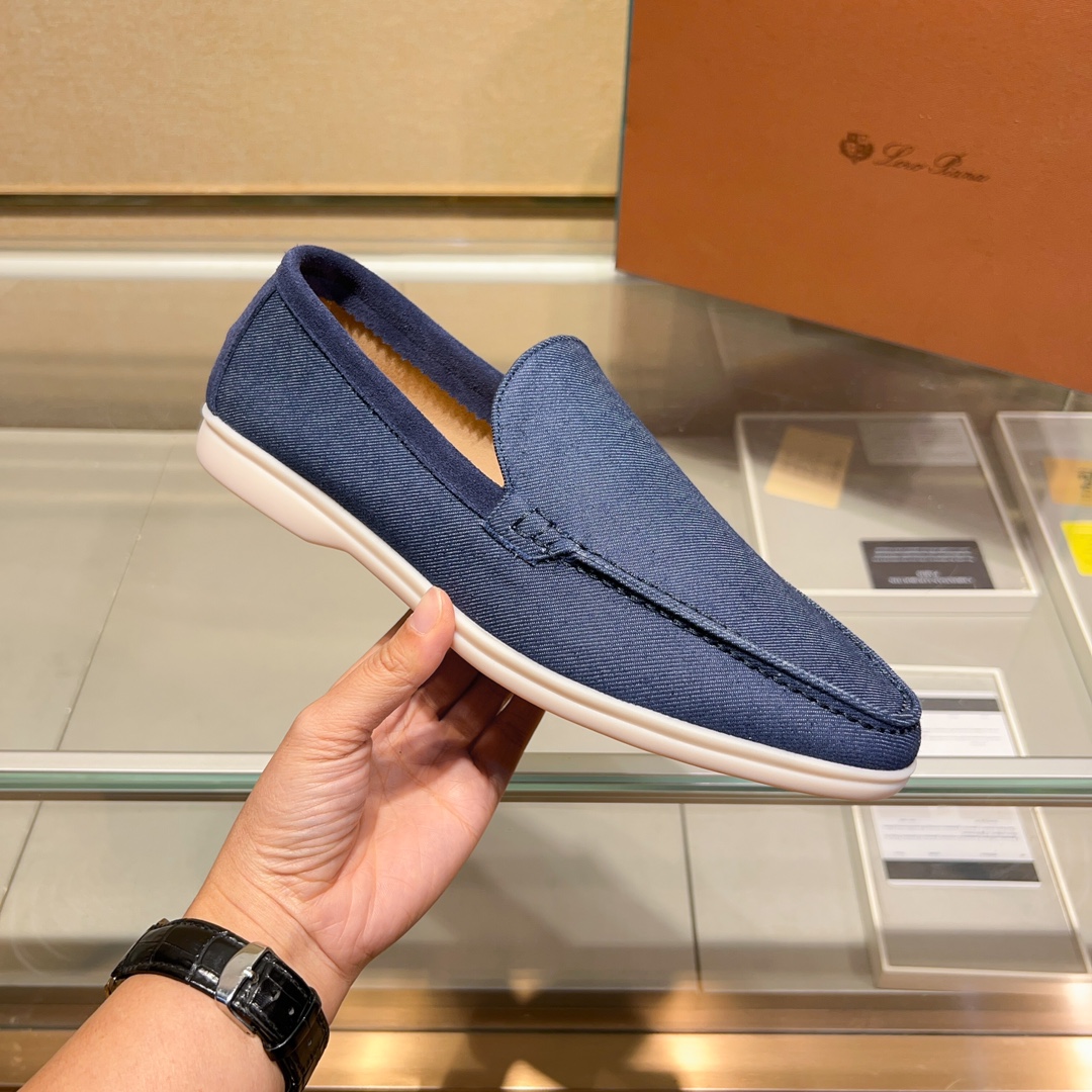 NO:275864,The new Loro Piana 2025 Mocasin shoes use water-resistant suede denim upper, paired with rubber soles, a classic work. The complex craftsmanship and careful structure make the shoe light and soft, making you comfortable and comfortable to walk. It is very suitable for wearing at the beach or on the sea in summer. Size 35-45.,,loro piga19860909得Loro Piana 2025新款莫卡辛鞋采用防泼水处理绒面革牛仔鞋面,搭配橡胶鞋底,经典之作.繁复的匠艺工序、精心考究的结构,令鞋款轻盈而柔软,让您行走舒适自如.非常适合夏季在海边或出海时穿着. 码数 35-45.,,loro piana,Men's shoes
