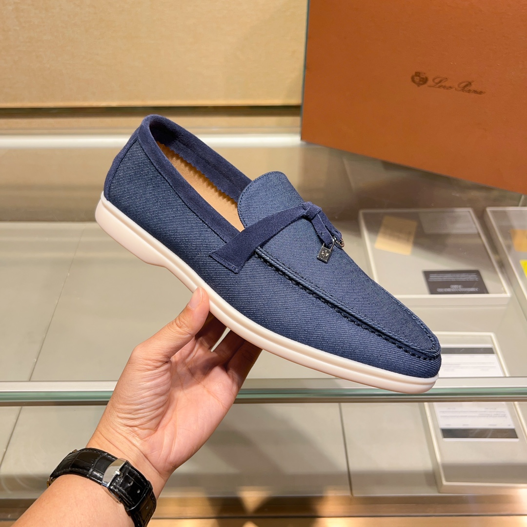 NO:275874,The new Loro Piana 2025 Mocasin shoes use water-resistant suede denim upper, paired with rubber soles, a classic work. The complex craftsmanship and careful structure make the shoe light and soft, making you comfortable and comfortable to walk. It is very suitable for wearing at the beach or on the sea in summer. Size 35-45.,,loro piga19860909得Loro Piana 2025新款莫卡辛鞋采用防泼水处理绒面革牛仔鞋面,搭配橡胶鞋底,经典之作.繁复的匠艺工序、精心考究的结构,令鞋款轻盈而柔软,让您行走舒适自如.非常适合夏季在海边或出海时穿着. 码数 35-45.,,loro piana,Men's shoes