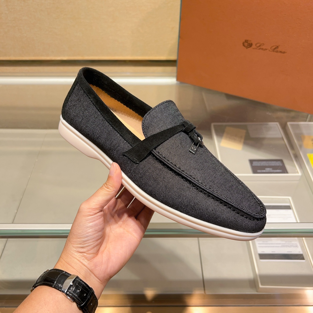 NO:275880,The new Loro Piana 2025 Mocasin shoes use water-resistant suede denim upper, paired with rubber soles, a classic work. The complex craftsmanship and careful structure make the shoe light and soft, making you comfortable and comfortable to walk. It is very suitable for wearing at the beach or on the sea in summer. Size 35-45.,,loro piga19860909得Loro Piana 2025新款莫卡辛鞋采用防泼水处理绒面革牛仔鞋面,搭配橡胶鞋底,经典之作.繁复的匠艺工序、精心考究的结构,令鞋款轻盈而柔软,让您行走舒适自如.非常适合夏季在海边或出海时穿着. 码数 35-45.,,loro piana,Men's shoes
