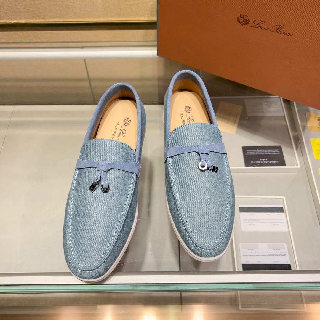 NO:275882,The new Loro Piana 2025 Mocasin shoes use water-resistant suede denim upper, paired with rubber soles, a classic work. The complex craftsmanship and careful structure make the shoe light and soft, making you comfortable and comfortable to walk. It is very suitable for wearing at the beach or on the sea in summer. Size 35-45.,,loro piga19860909得Loro Piana 2025新款莫卡辛鞋采用防泼水处理绒面革牛仔鞋面,搭配橡胶鞋底,经典之作.繁复的匠艺工序、精心考究的结构,令鞋款轻盈而柔软,让您行走舒适自如.非常适合夏季在海边或出海时穿着. 码数 35-45.,,loro piana,Men's shoes